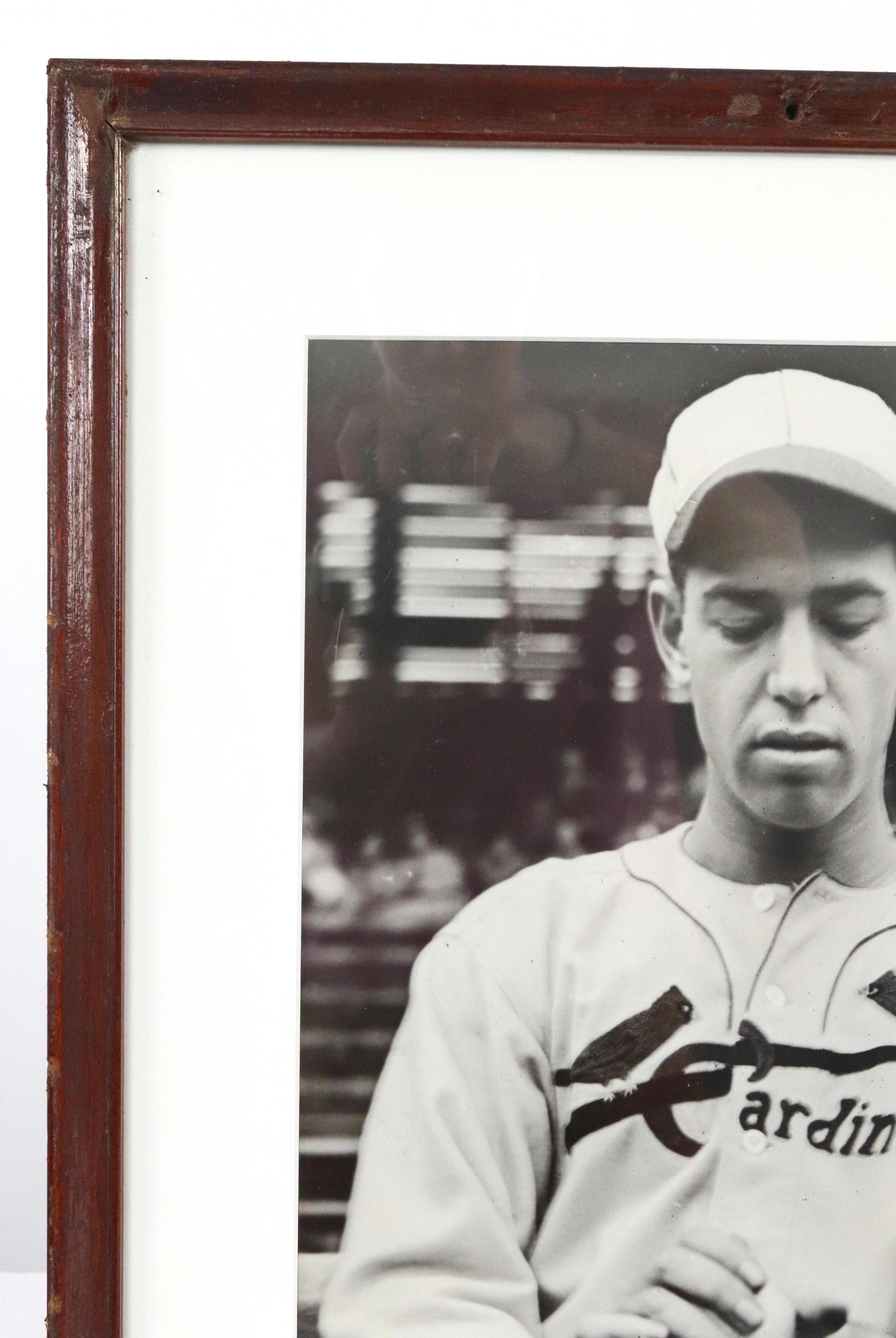 1936 Gerahmte Baseballspieler Paul Daffy Dean Originalfotografie (Glas) im Angebot