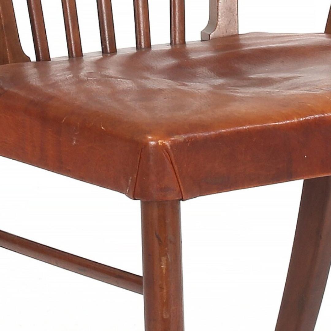 1936 Fauteuil Hansen & Hansen en acajou massif avec pieds avant ronds et pieds arrière inclinés, dossier à lattes verticales. Assise garnie de cuir nigérien patiné. Conçu en 1936. Cet exemplaire a été fabriqué vers 1936 par l'ébéniste Ove Lander.