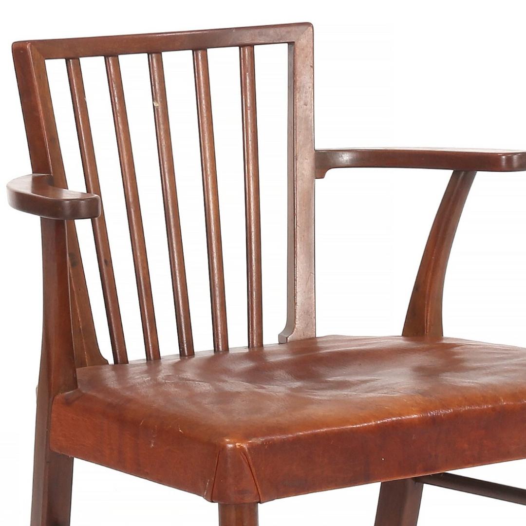 Danois 1936 Hansen & Johansen Fauteuil en bois massif, pieds avant ronds, pieds arrière inclinés en vente