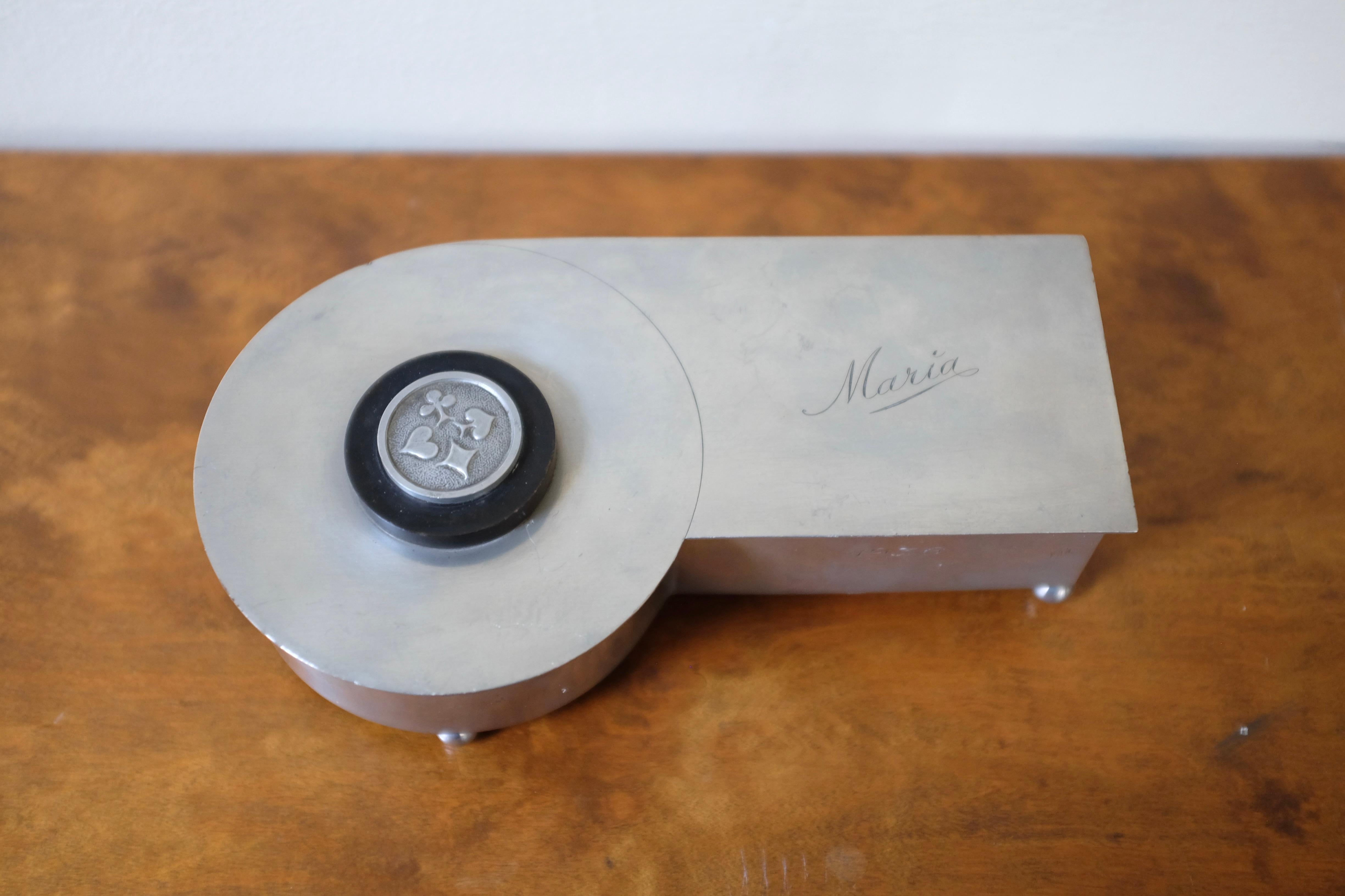 Encantadora caja de juegos de peltre de 1936 de GAB Suecia. Forma juguetona con un extremo redondo y otro rectangular, al abrirlo hay 3 posavasos y marcadores individuales. Grabado con el nombre María y el año 1936. Buen estado vintage con algunas