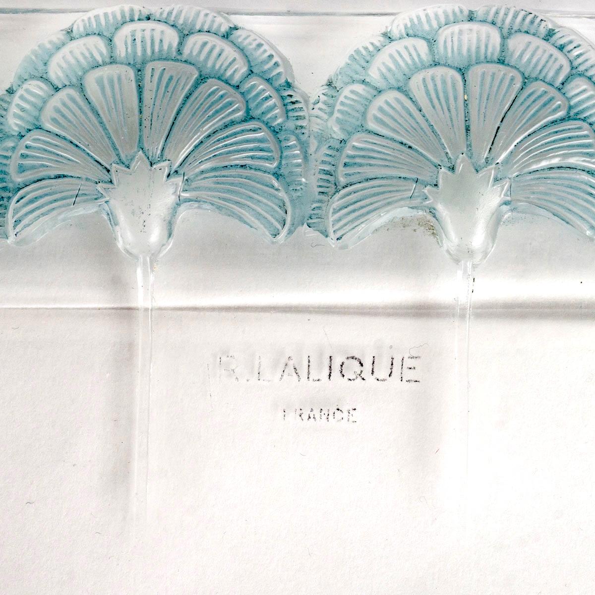1936 Rene Lalique Oeillets Plate Tray Clear Glass with Blue Patina, Carnations In Good Condition In Boulogne Billancourt, FR