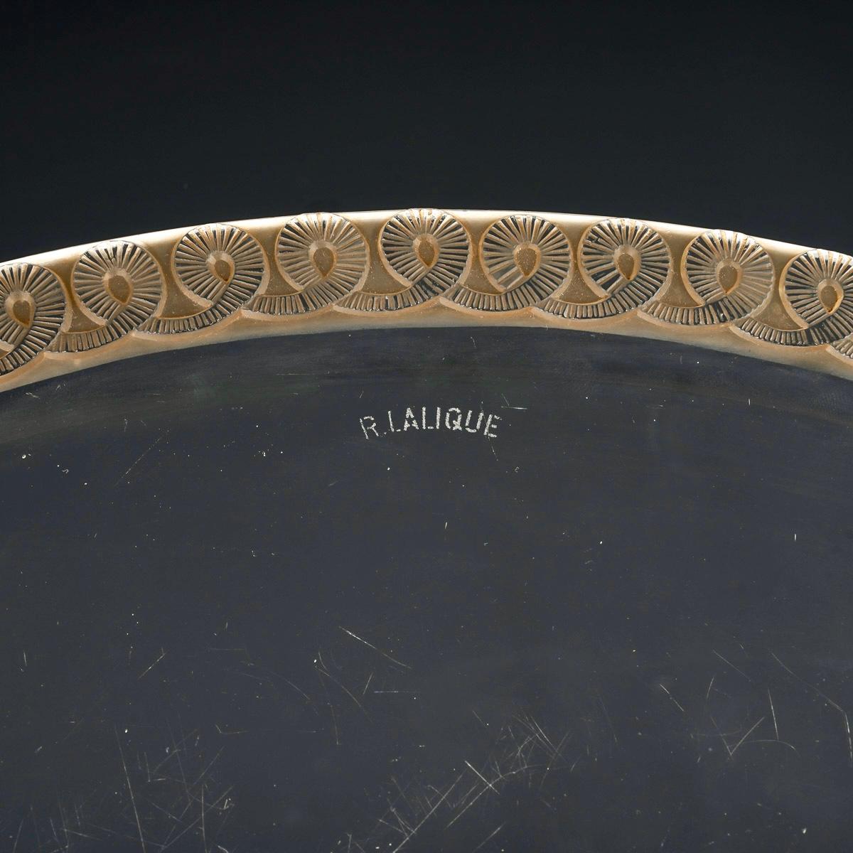 Stampato 1936 Rene Lalique, Vassoio Galon in vetro trasparente con patina seppia