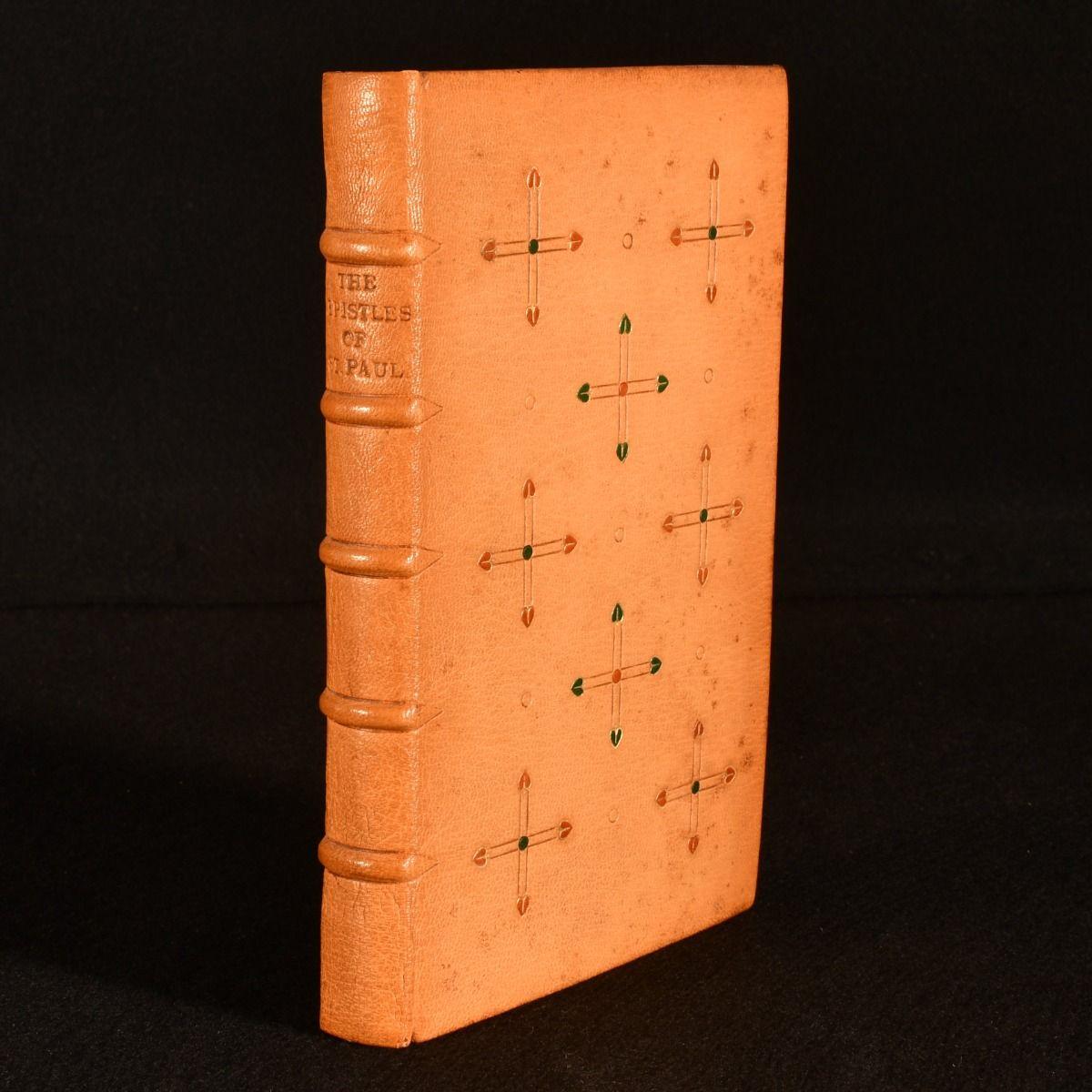 Atractivo ejemplar encuadernado del Volumen 3 de la Serie Bíblica Aldine, que contiene las Epístolas Paulinas y Pastorales.

Trabajo escaso.

Encuadernado en morocco decorativo pleno flameado por J. H. con fecha de 1940. 

Publicada dentro de la