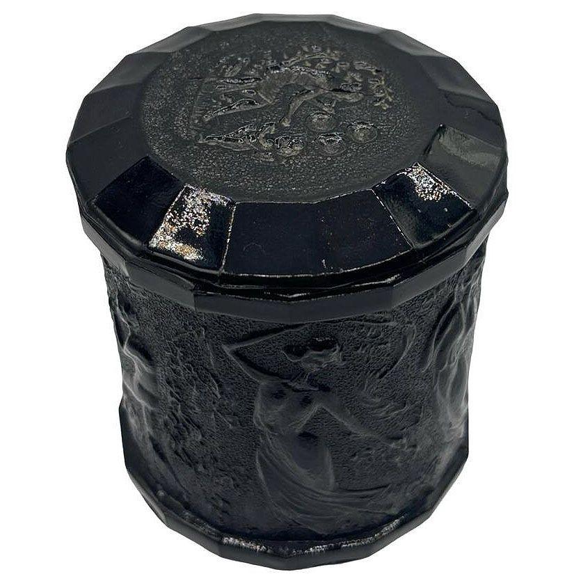 Originale del 1937 A.E.L. Vaso da notte in vetro nero di Smith Dancing Nymphs con il coperchio originale abbinato. Questo vaso è caratterizzato da figure in rilievo di ninfe e Pan, graziosamente disposte a fascia intorno alla parte inferiore. Il