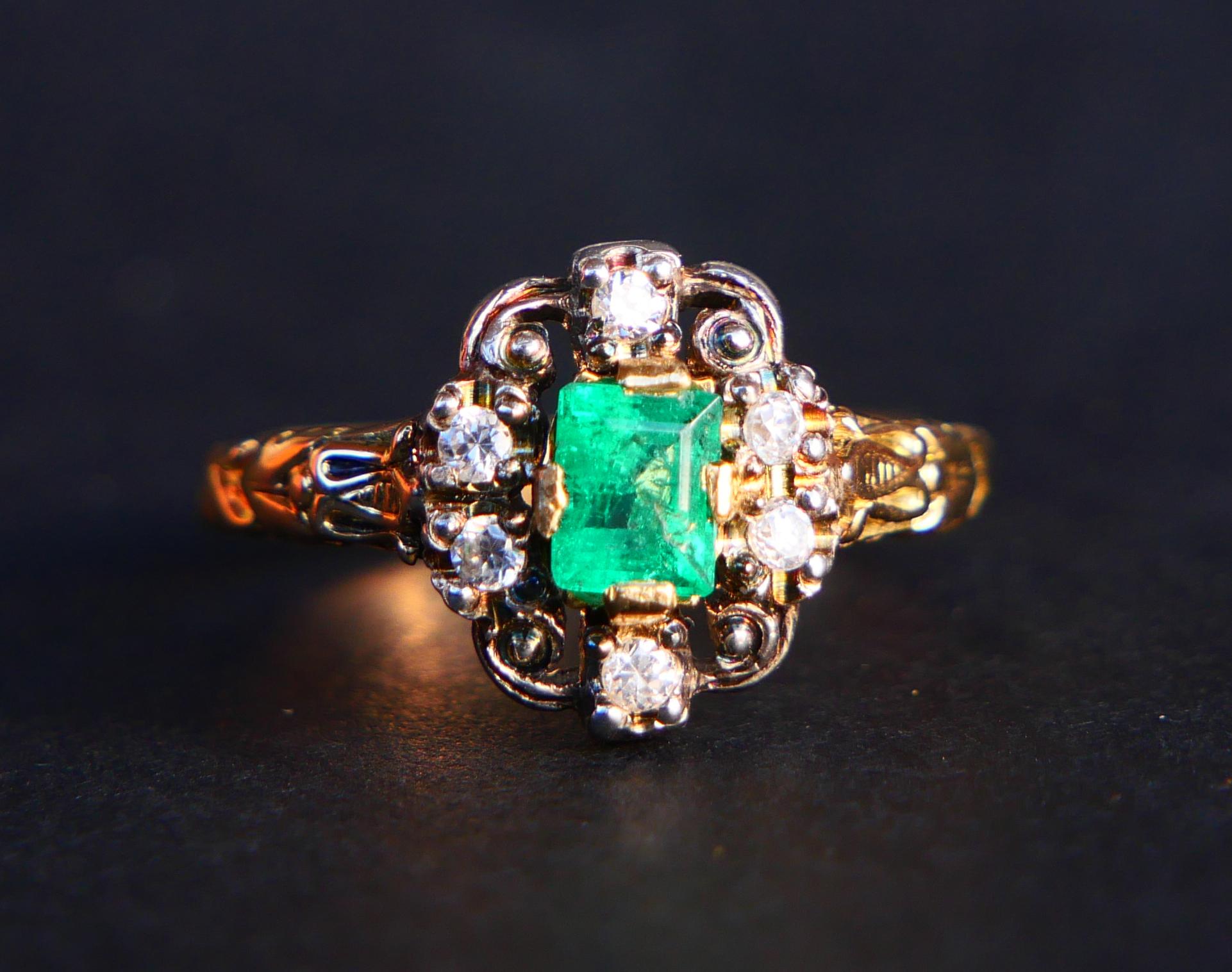 Schöner Ring mit Smaragd und Diamanten aus dem Jahr 1937.

Die Krone ist mit den oberen Teilen aus Silber zusammengesetzt, alle anderen Teile sind aus massivem 18K Gelbgold. Natürlicher Smaragdschliff Smaragdstein von lebhaftem Grün 5,5 mm x 4 mm x