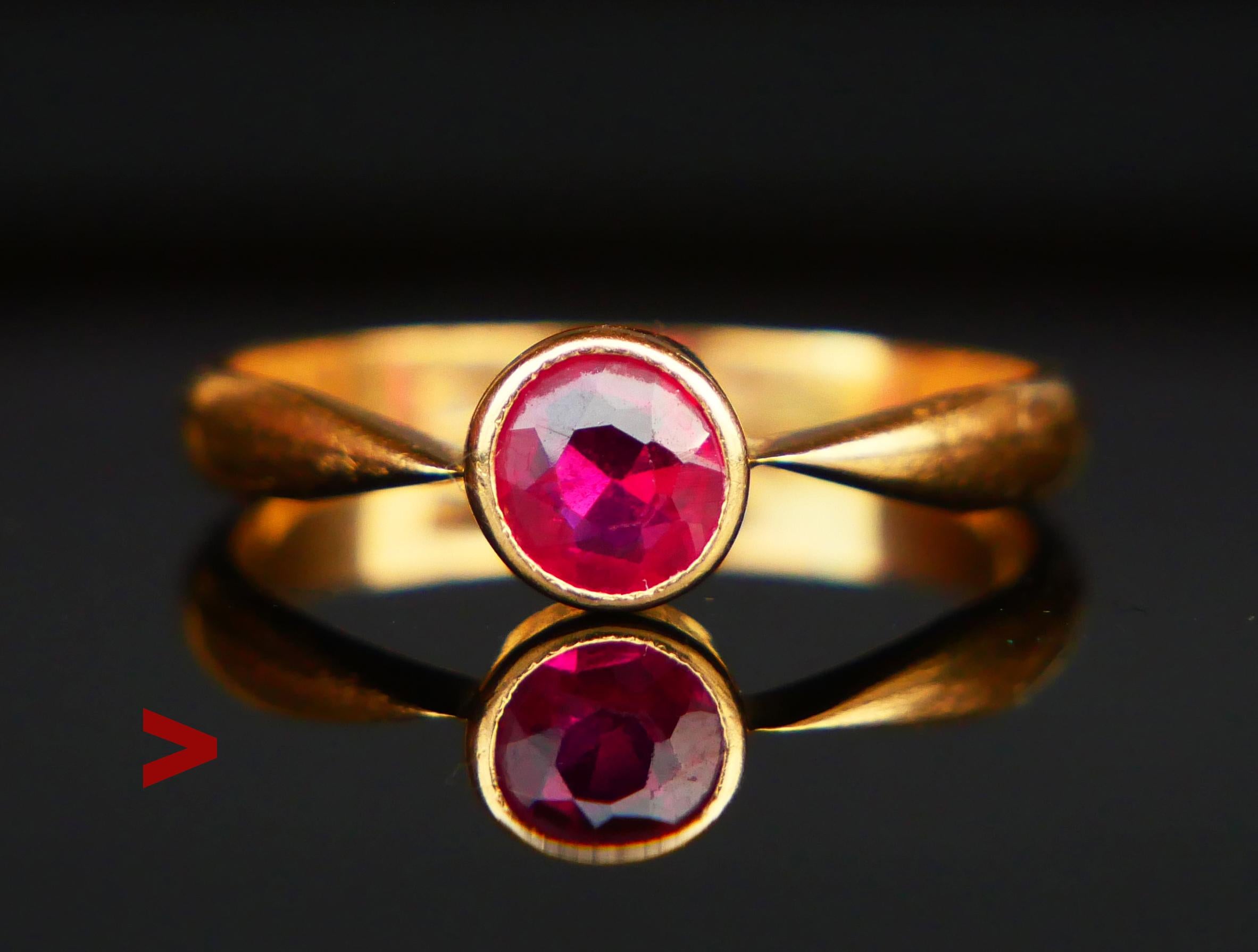 Un anillo del lejano 1937 con talla de diamante europeo antiguo  Rubí (probablemente de laboratorio) Ø 4,5 mm / aprox. 0,5 ct montado en una banda de oro amarillo de 18 quilates.

Fabricado en Suecia, con matrícula de 18 quilates, Three Crowns.
