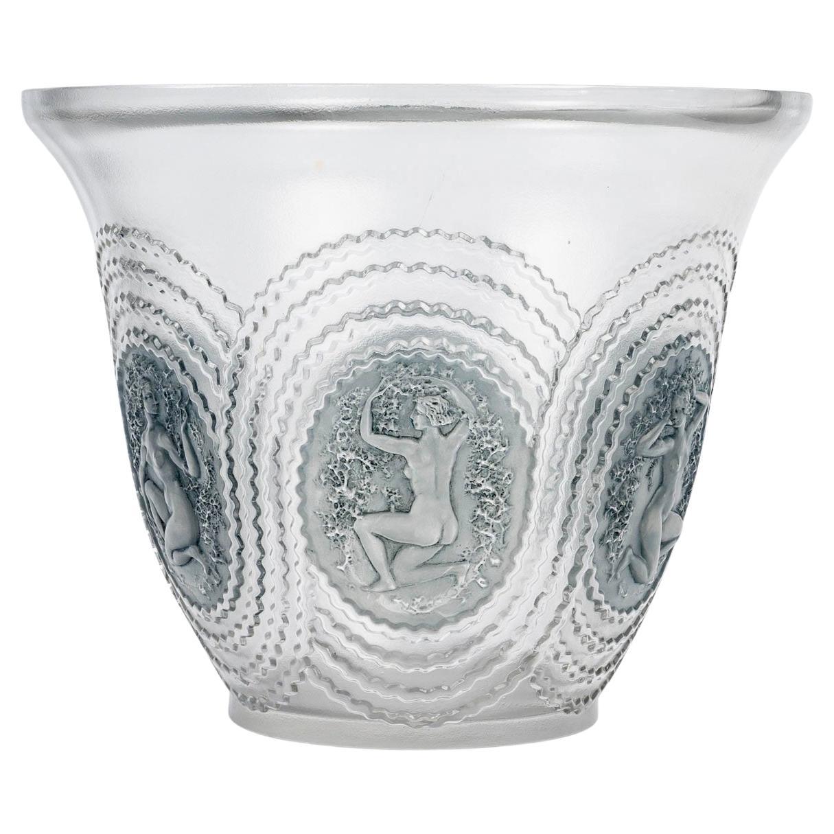 1937 René Lalique Florero de mujer Driades Vidrio con pátina azul en venta