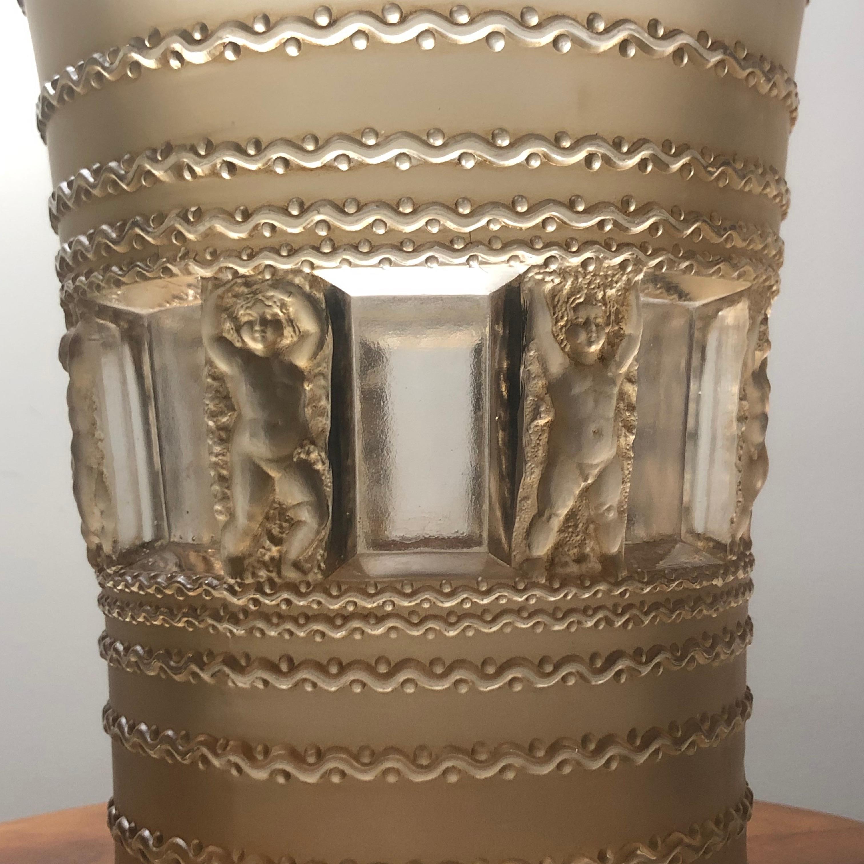 1937 René Lalique Florence Vase in Frosted Glass with Sepia Stain, Cherubs In Good Condition In Boulogne Billancourt, FR