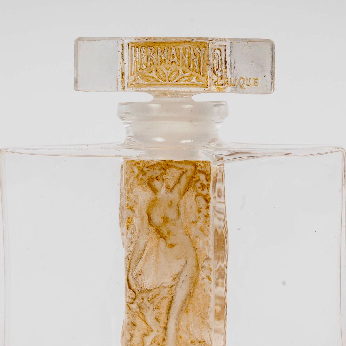 Français 1937 Flacon de parfum René Lalique Olimpic pour Hermanny Verre patine sépia en vente