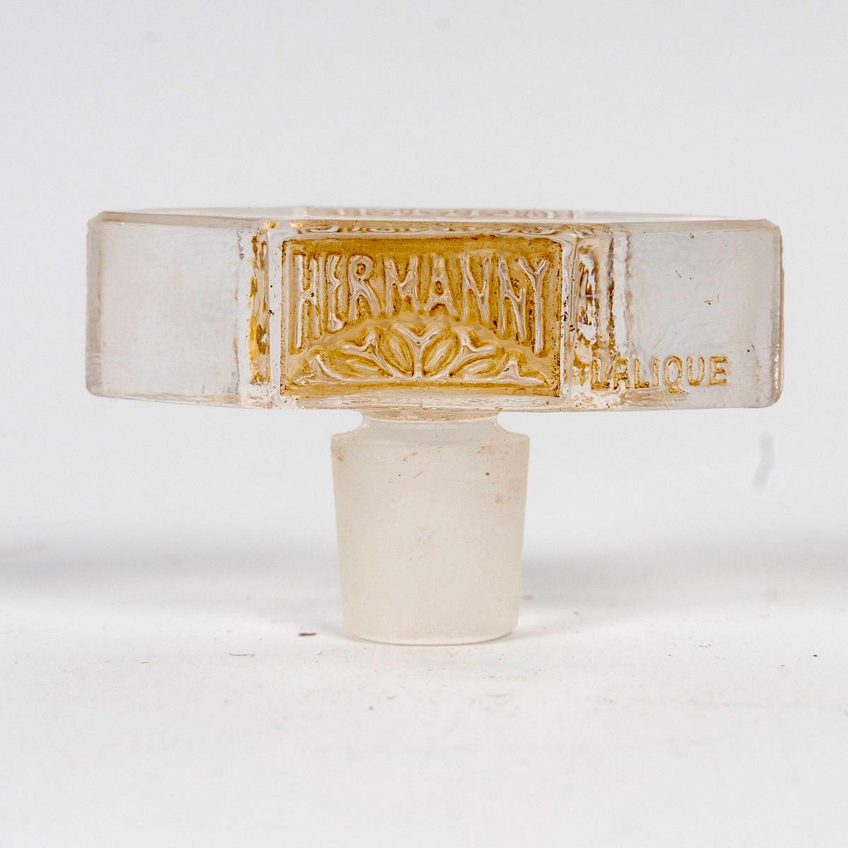 1937 Flacon de parfum René Lalique Olimpic pour Hermanny Verre patine sépia Bon état - En vente à Boulogne Billancourt, FR