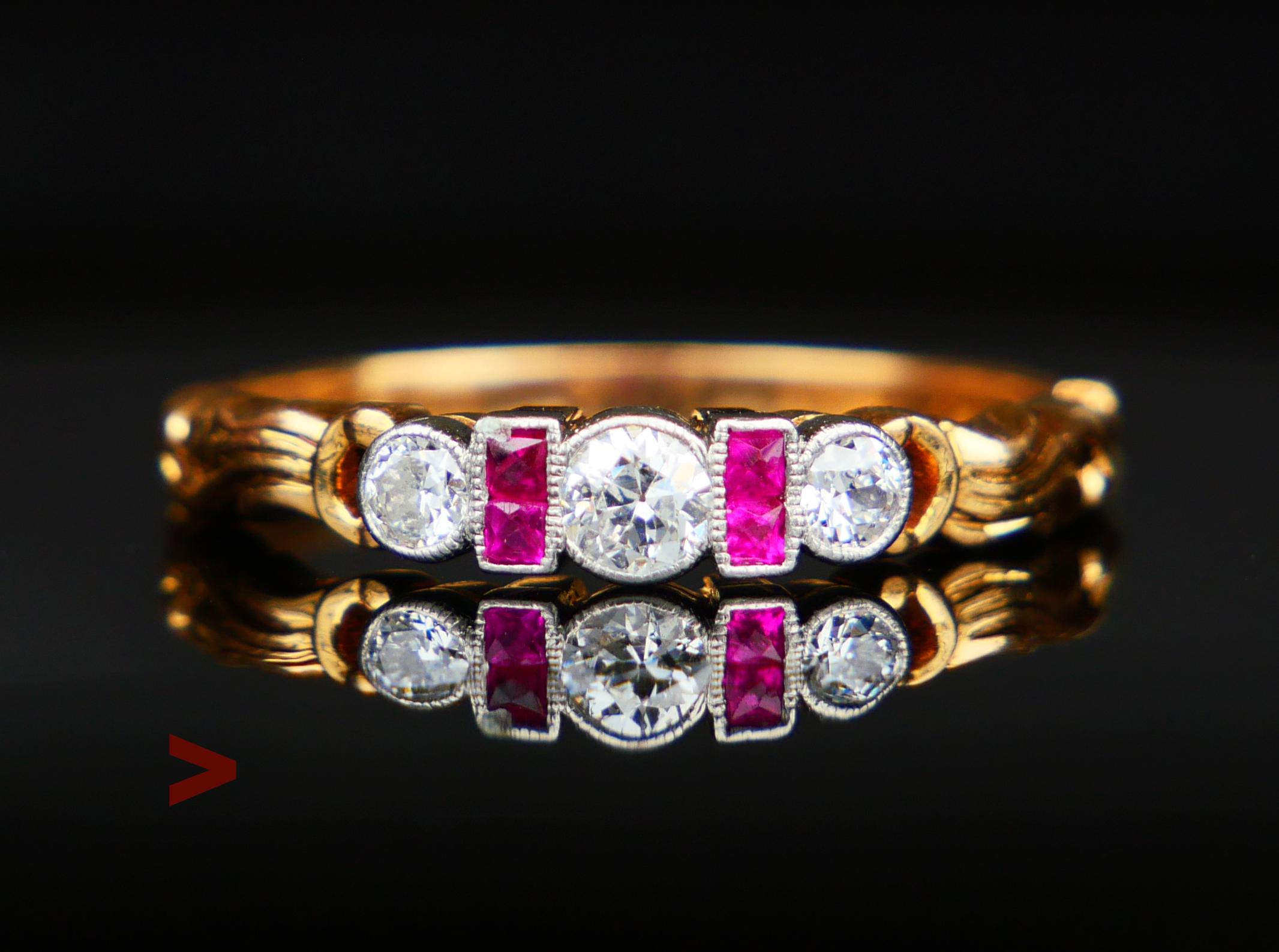 Bague en forme de grappe  orné de trois diamants naturels de taille ancienne de type européen et de quatre rubis taillés en carré et facettés dans des grappes de platine. Bandeau avec épaules sculptées. 

Poinçons suédois, 18K, Malmø, fabricant