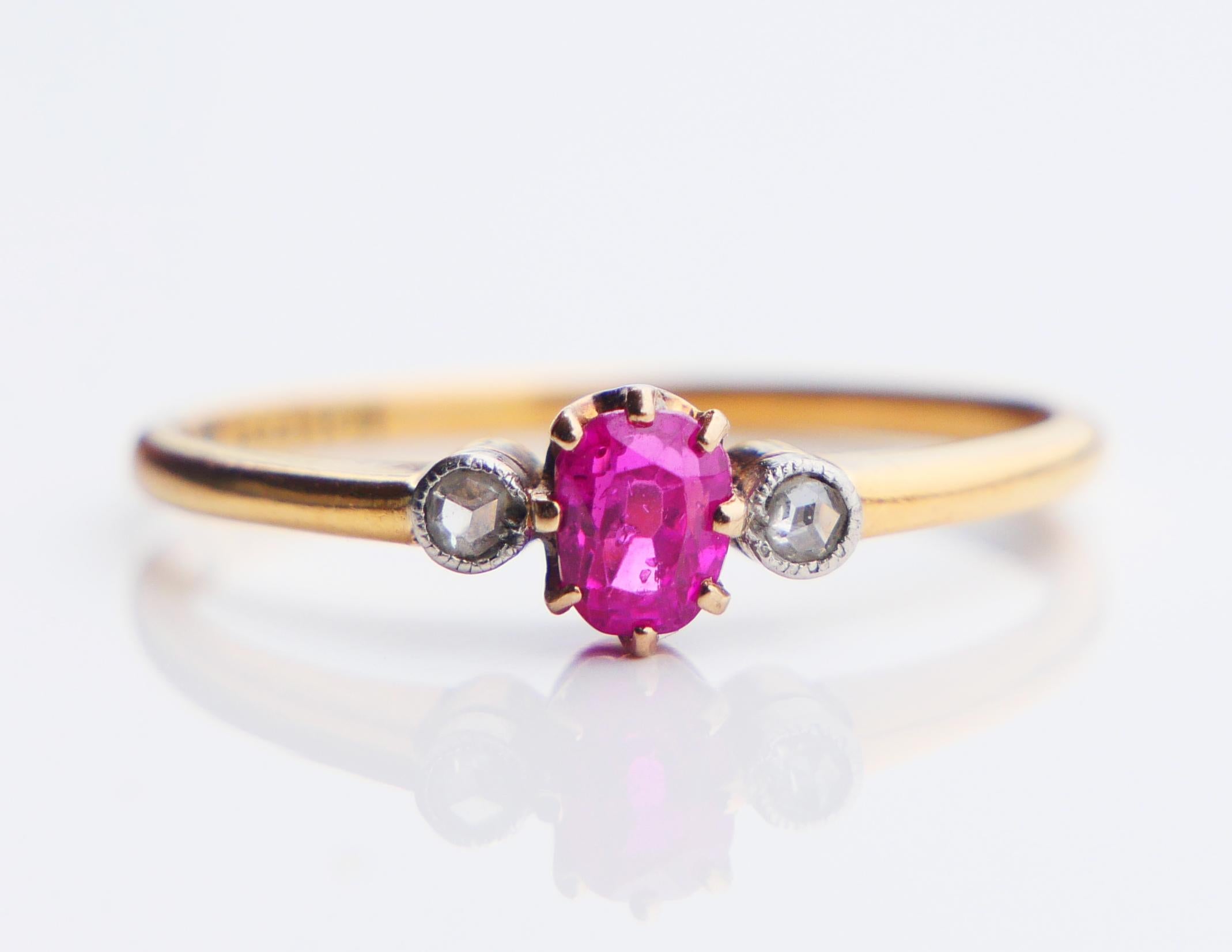 Anillo de tres piedras, rubí y diamantes, de la época Art Déco, hecho a mano en 1937. Este diseño con garras seguras y racimos de bisel es perfecto para llevar a diario/de forma permanente.

Sellos suecos : 18K, fabricante no claro, combinación de