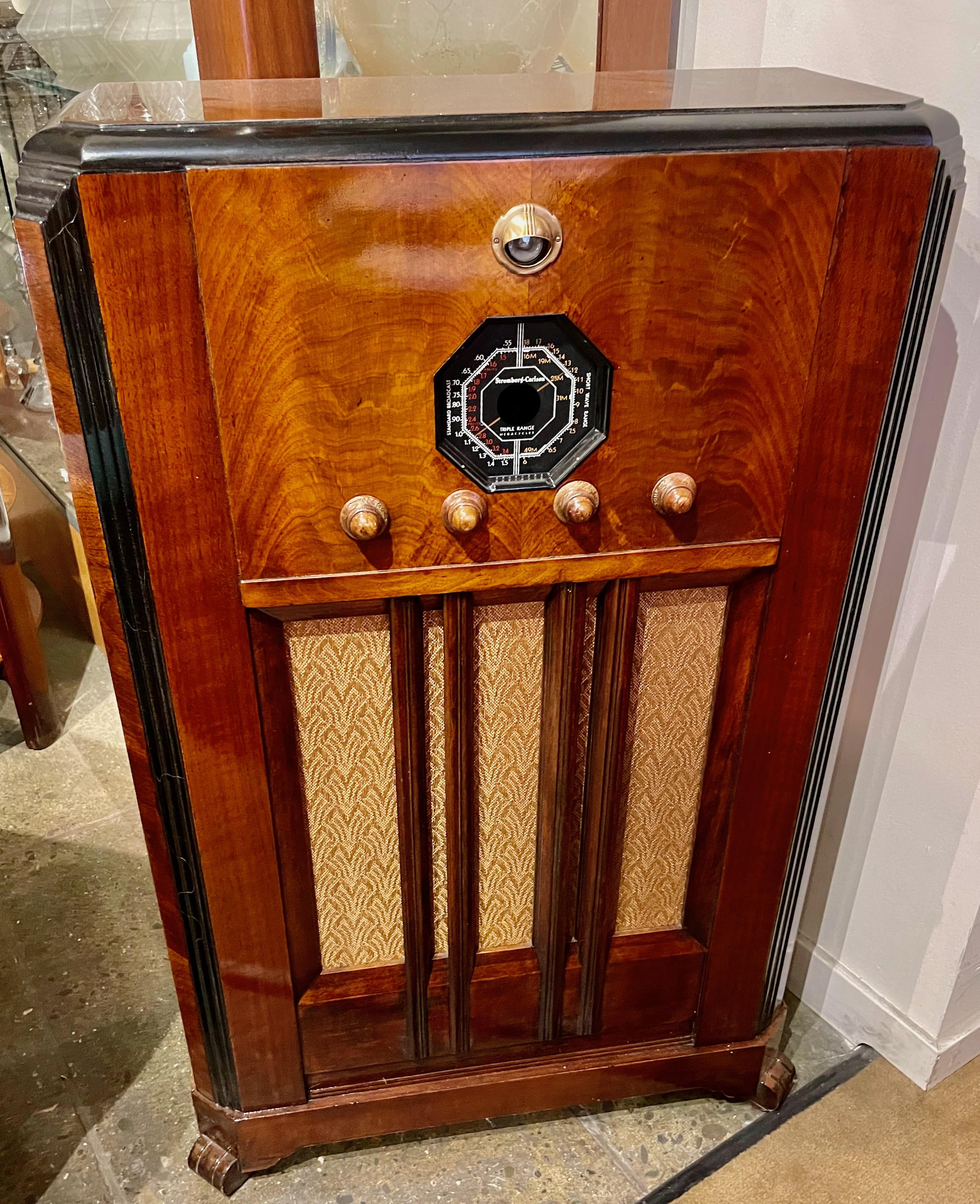 1937 Stromberg-Carlson 228-L Konsole Radio, restauriert Bluetooth (Art déco) im Angebot