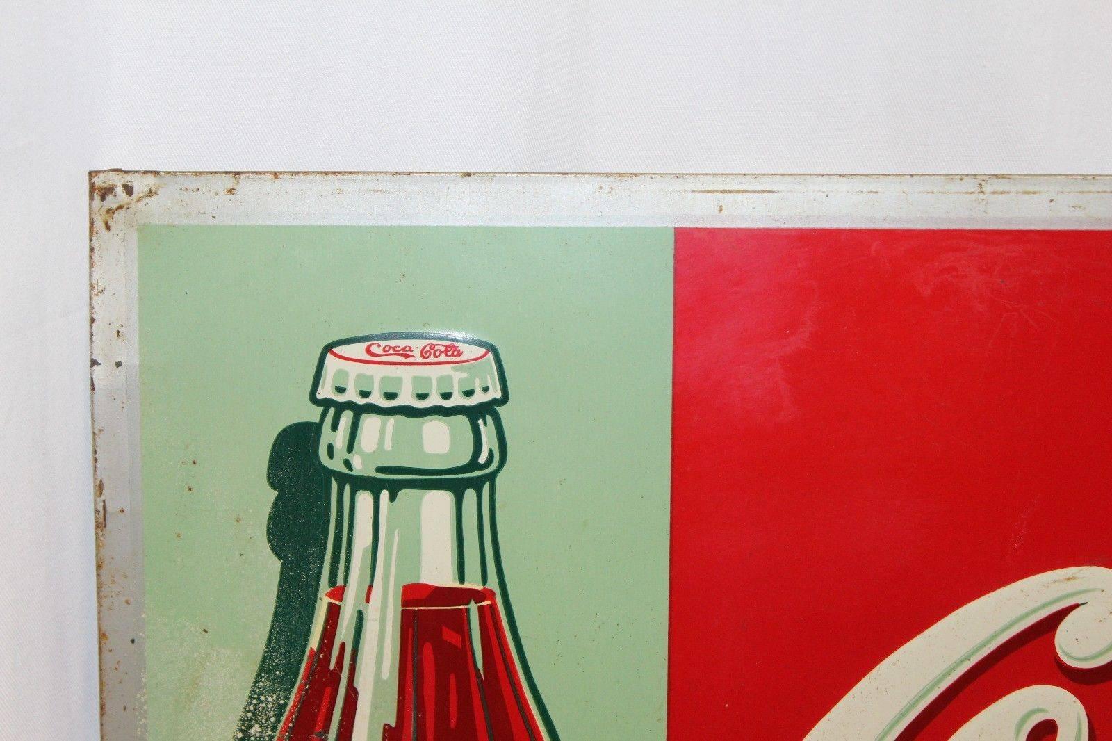 Diese Werbung zeigt die Weihnachtsflasche von Coca-Cola.
