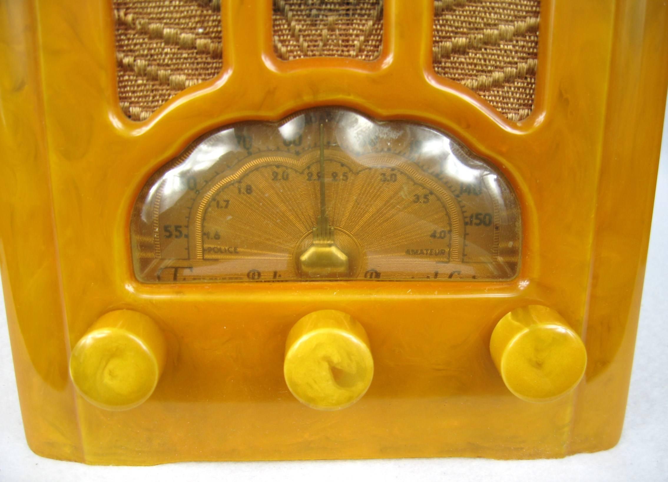 1937 yellow Emerson AU-190 cathedral catalin / Bakelite tube radio.
Yellow case with yellow knobs. This radio is very rare to find it in this condition.
The radio is original and in excellent condition, no cracks, no chips, no breaks, no repairs