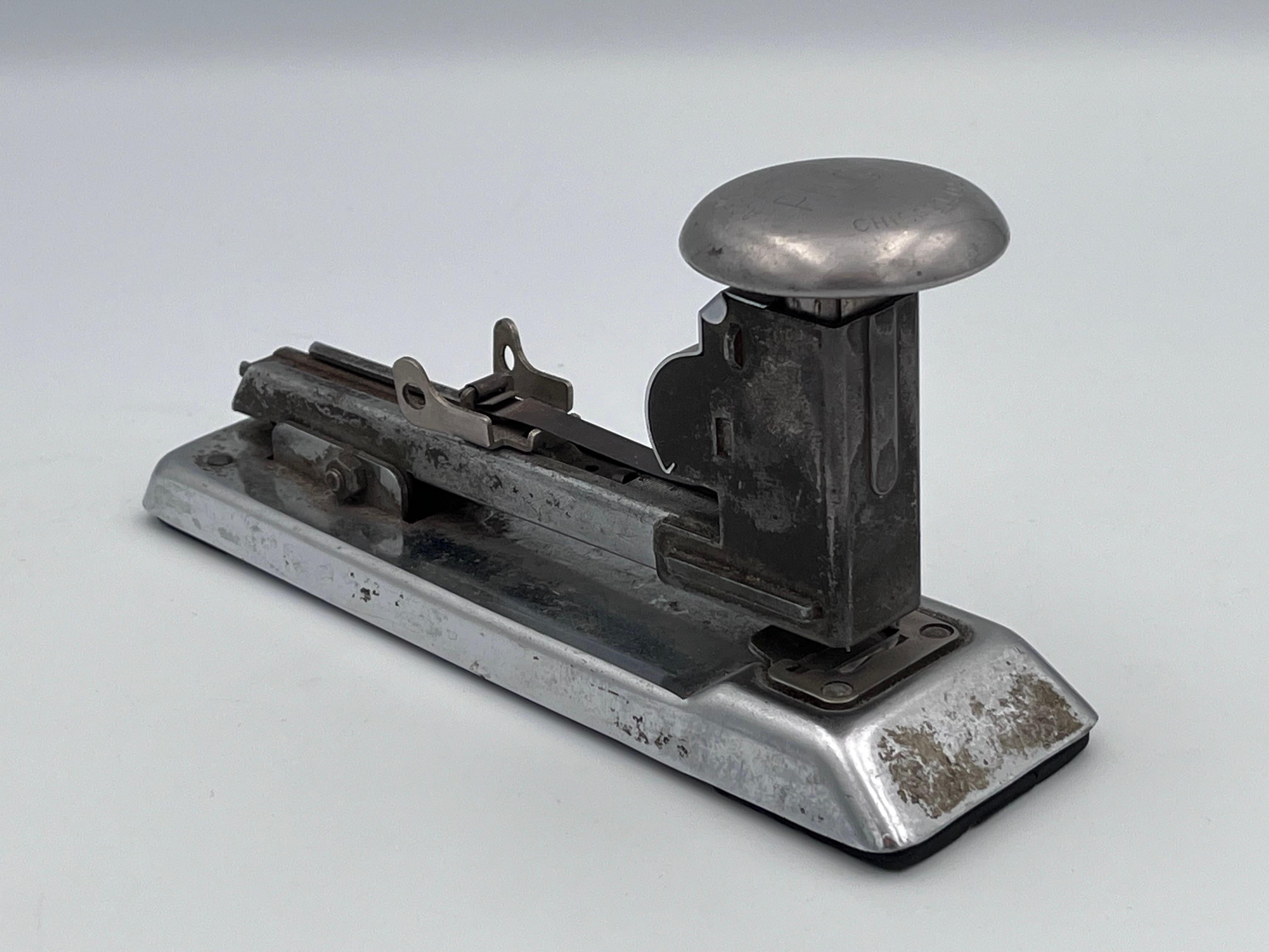 1938 Art Deco Streamline Industriehefter - Ace Fastener Corp. Pilot Modell Nr. 402

Eine wahre Ikone des stromlinienförmigen Industriedesigns ist diese 1938 von der Ace Fastener Corp. Der Pilot Hefter Nr. 402 ist ein Beispiel für die Schönheit von