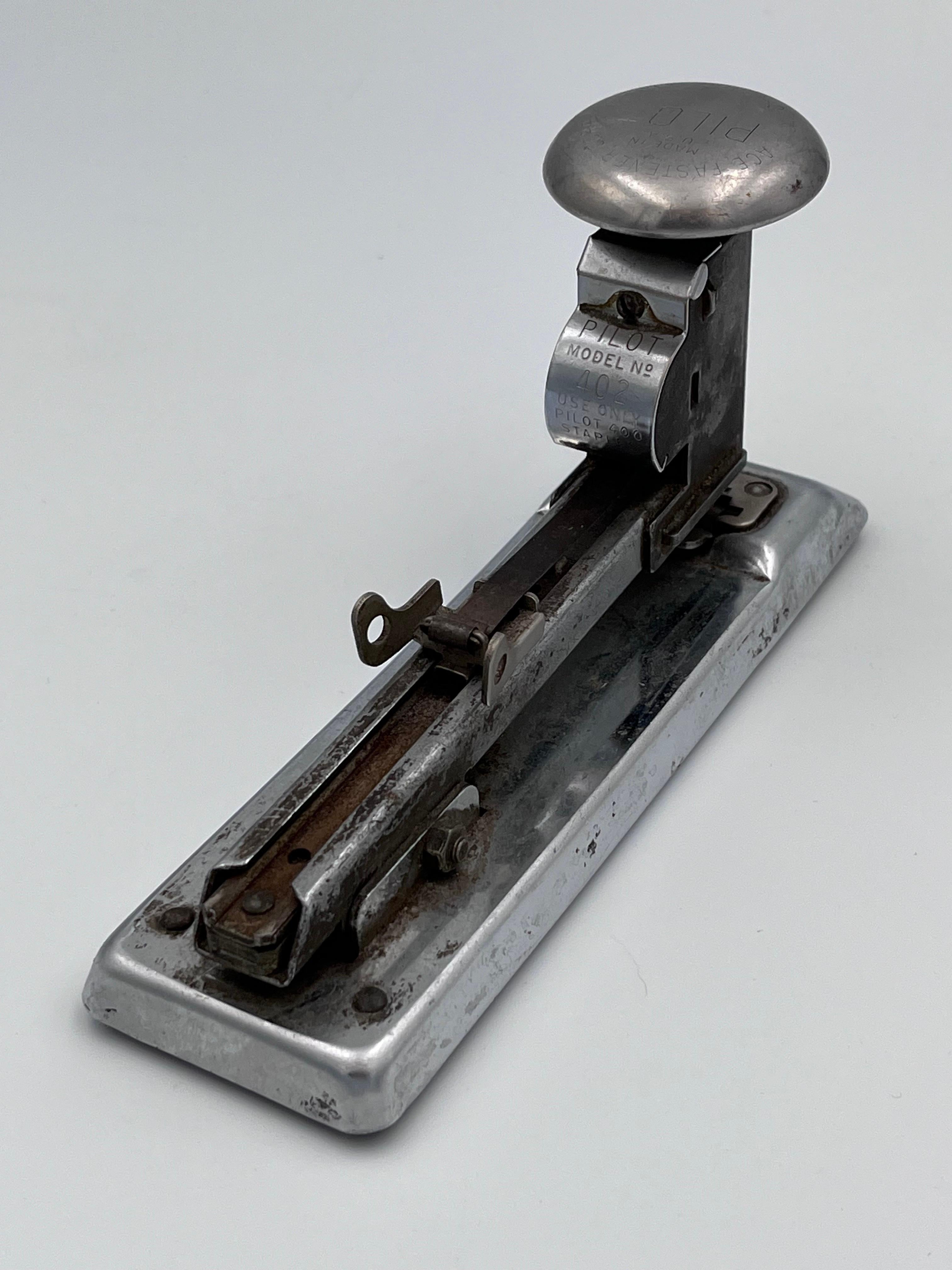1938 Art Deco Streamline Ace Fastener Corp Pilot Hefter # 402 (amerikanisch) im Angebot