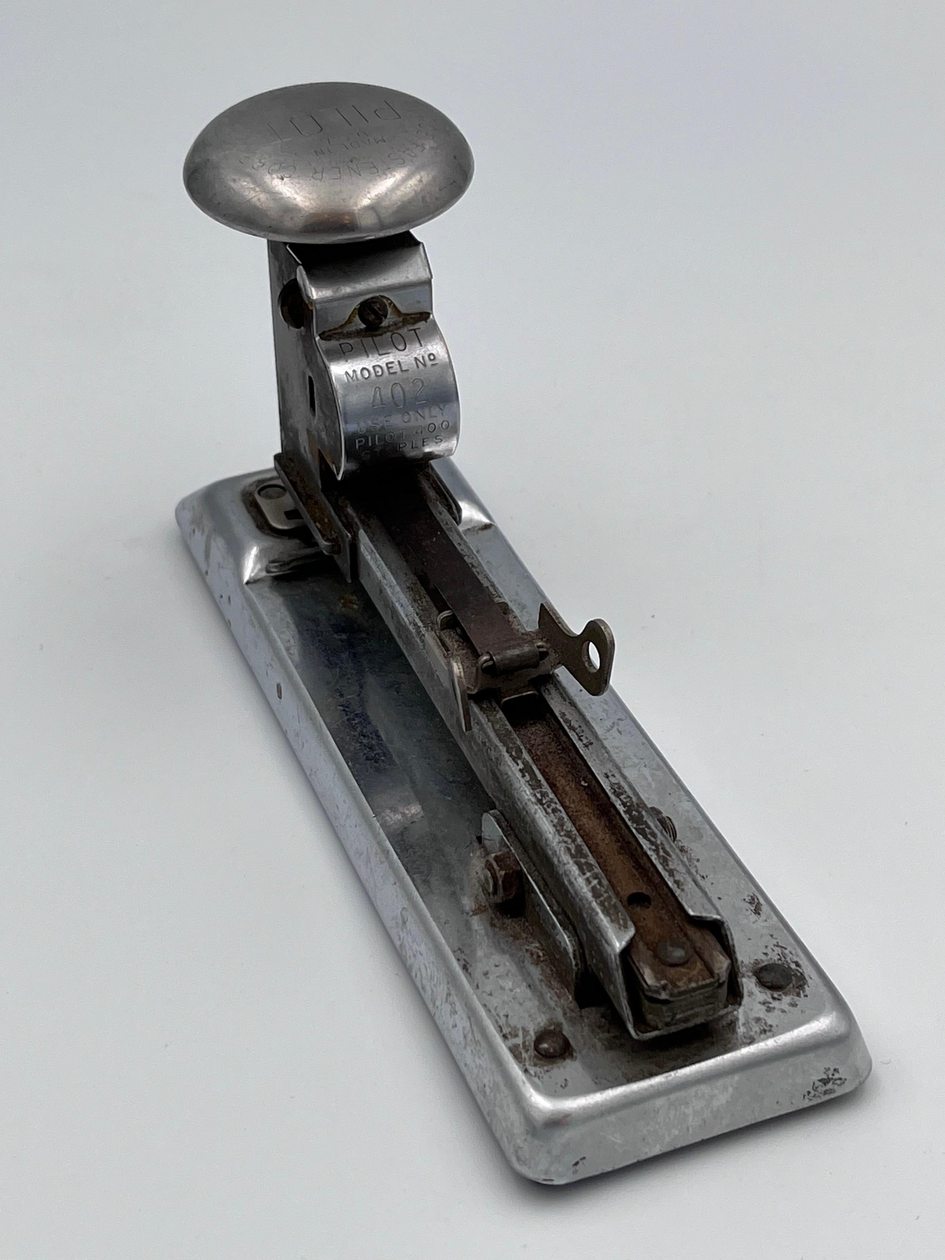 1938 Art Deco Streamline Ace Fastener Corp Pilot Hefter # 402 im Zustand „Gut“ im Angebot in Red Lion, PA