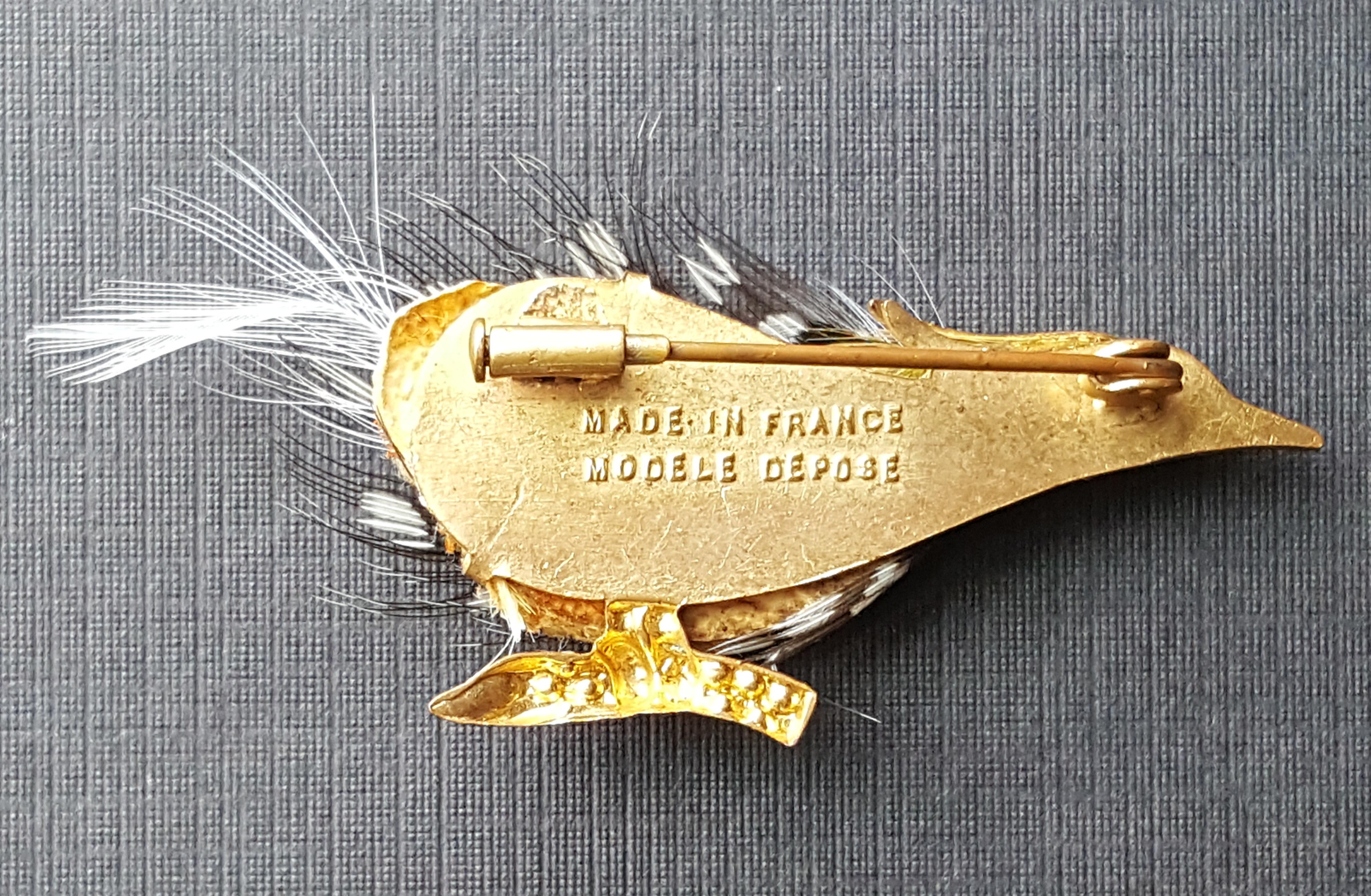 1938 ElsaSchiaparelli CouturePagan DeposeFrance FeatherCrystalGold Bird Brooch In Good Condition For Sale In Chicago, IL