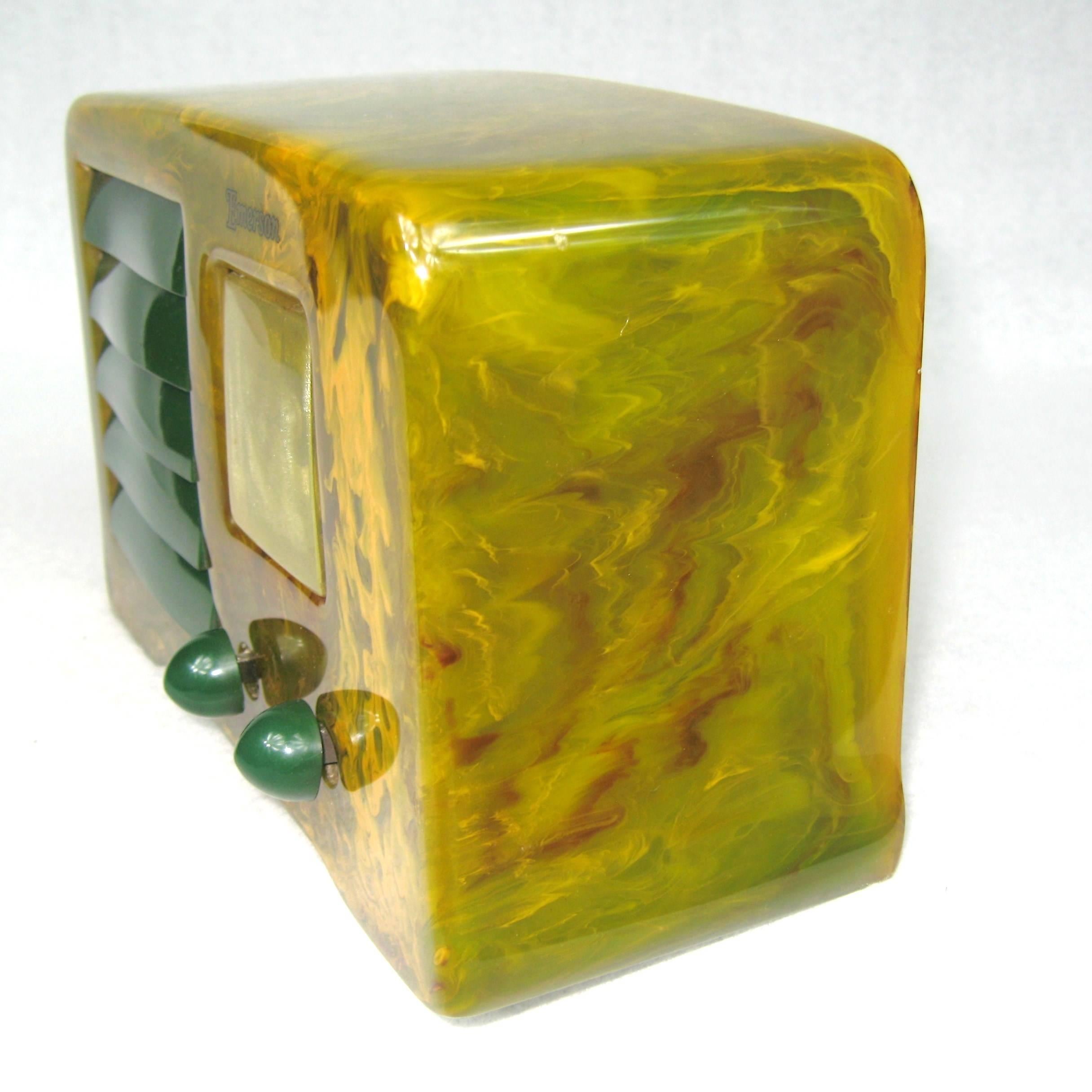 Sculpté à la main Radio Emerson Ax-235 Catalin Bakélite verte sur verte de 1938 en vente