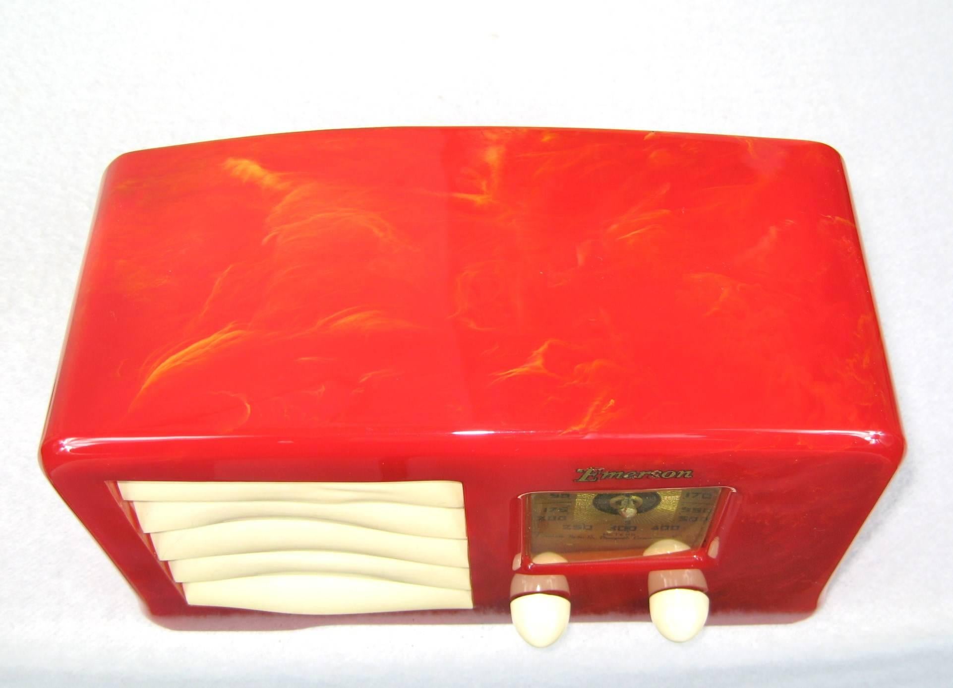 1938 Emerson Art Deco radio, red marbleized case, with original off-white-colored trim.
All original. Check my storefront for more collectible radios. We also offer lovely items to decorate your home or workspace with. Any questions, please call,