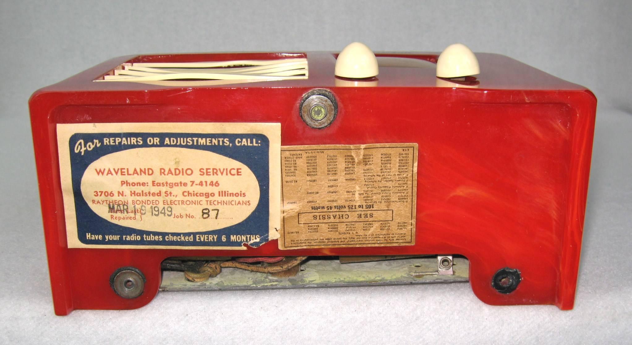 1938 RADIO Emerson AX-235 Red with Off-White Trim Original  In Excellent Condition For Sale In Wallkill, NY