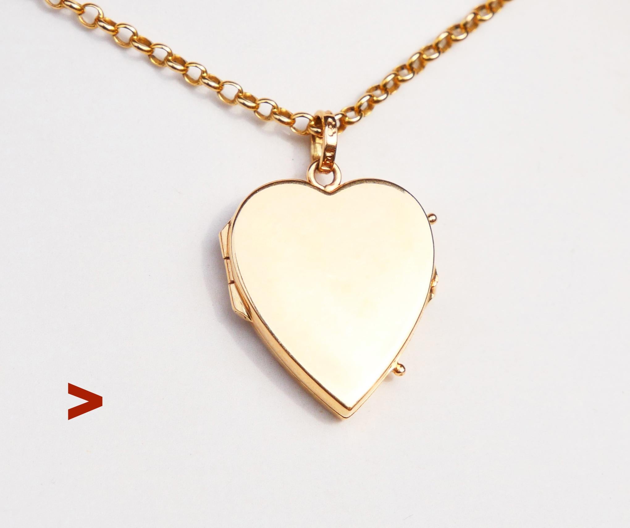 Medaglione a forma di cuore in oro giallo massiccio 18 carati. Trasparente su entrambi i lati. Due lunette interne rimovibili con coperture in plexy. Chiusura con un clic. 

Tutte le parti sono state testate in oro giallo 18 carati. La cappa