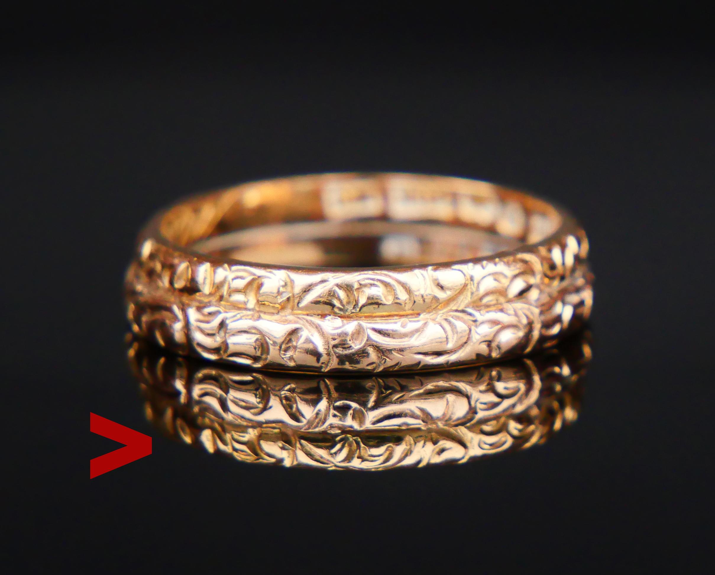 Probabilmente si tratta di due fedi nuziali realizzate più o meno nello stesso periodo e unite per formare una sola. Uno è tedesco di dimensioni più piccole (da sposa) in 14 carati / con marchio 585, MK / marchio del fabbricante. Il secondo (dello