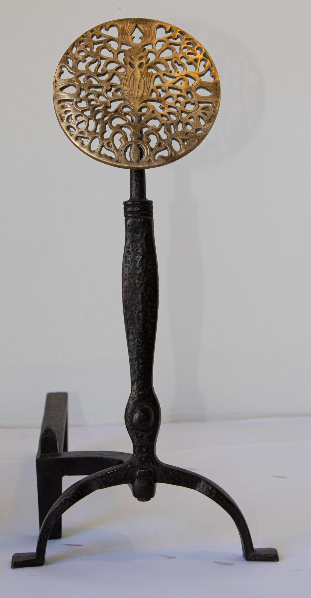 1938 Paar antike Kamin Medaillon Andirons von J Loth Stoves Virginia Metallhandwerker .
Amerikanische Arts and Crafts Kamin Gusseisen Andirons mit durchbrochenen Messing filigrane Medaillon.
Das Messingmedaillon hat ein sehr filigranes Design, das
