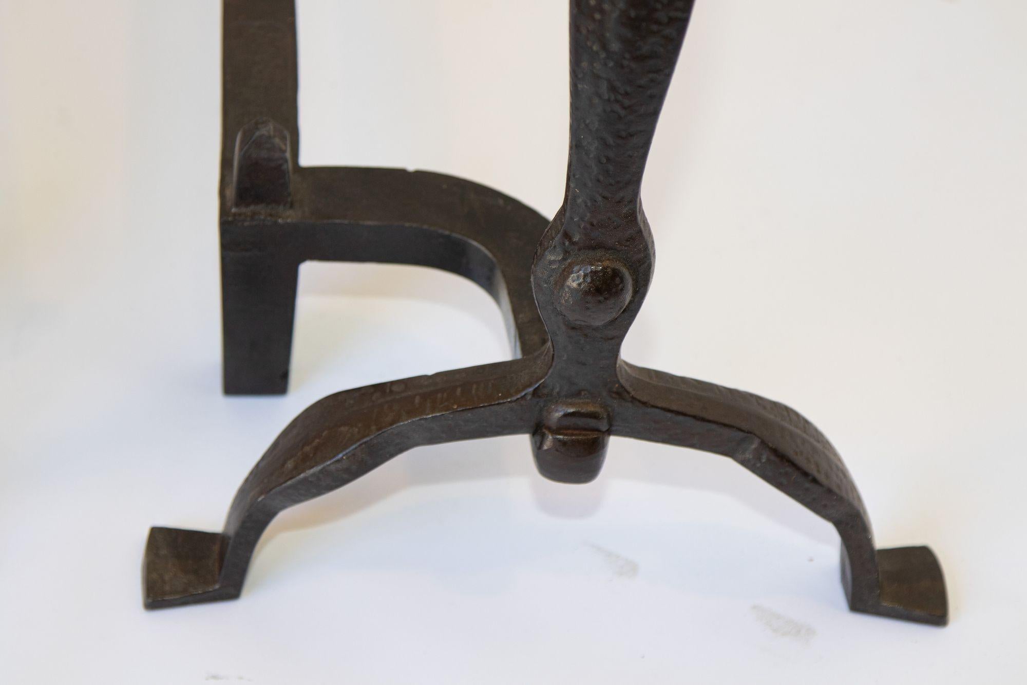 Ein Paar antike amerikanische Medaillon-Feuerböcke von Virginia Metal Crafters aus dem Jahr 1938 1