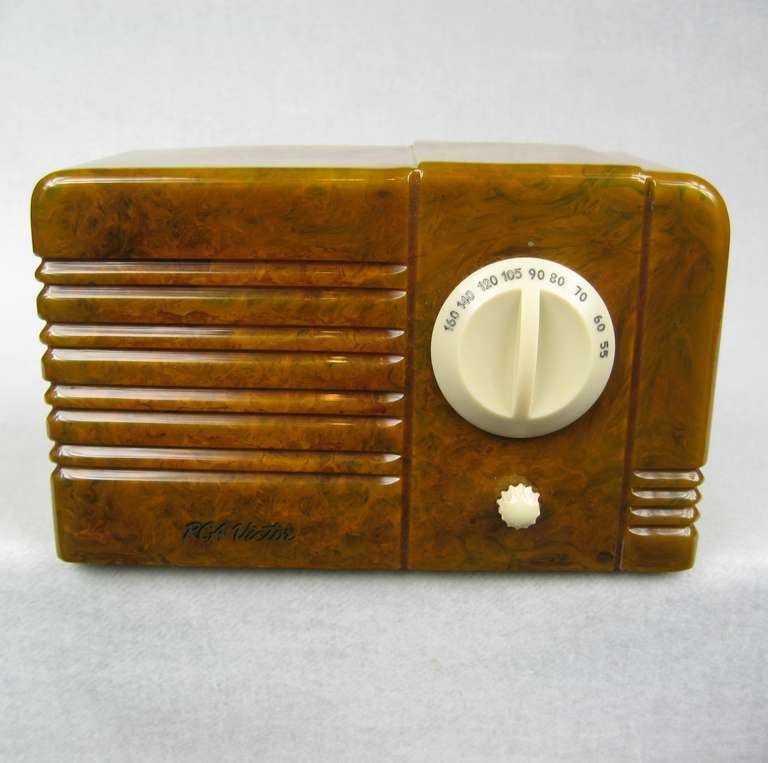 1938, RCA little nipper green and white catalin bakelite tube radio.
The radio is original and in excellent condition, no cracks, no chips, no breaks, no repairs and no spray paint.