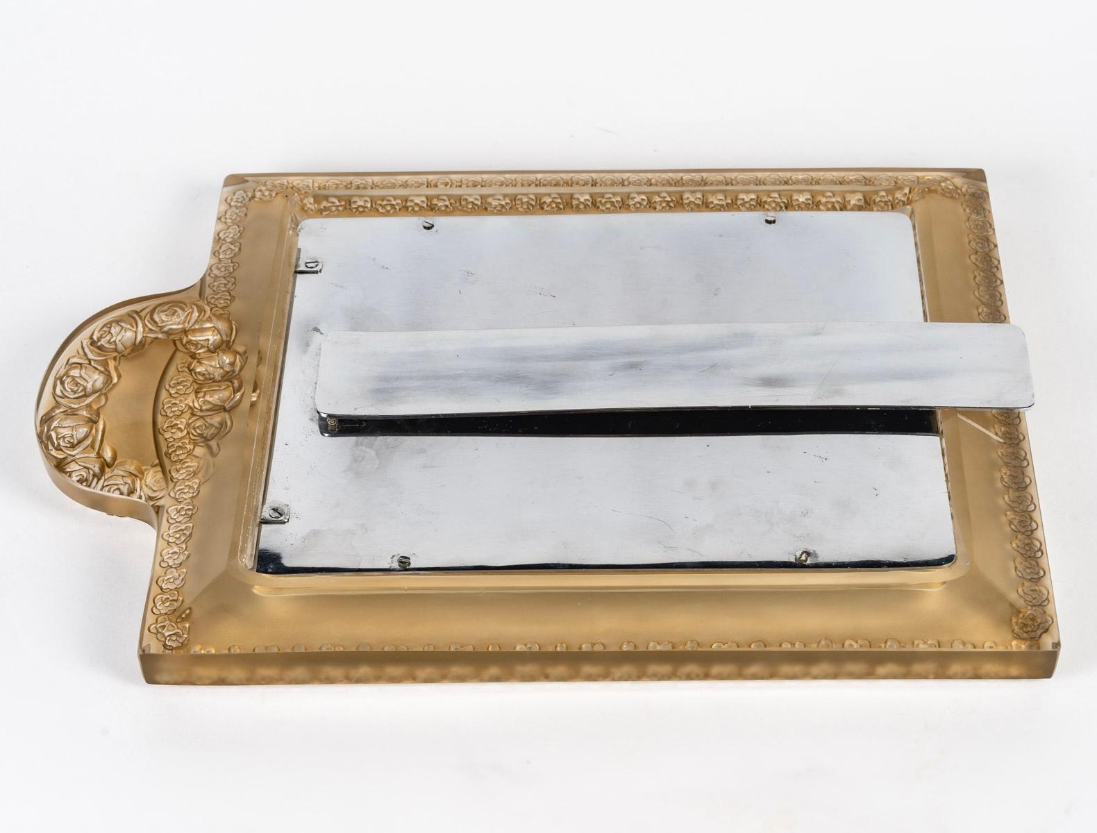 Stampato 1938 René Lalique - Cornice Art Deco Rose in vetro con patina seppia in vendita