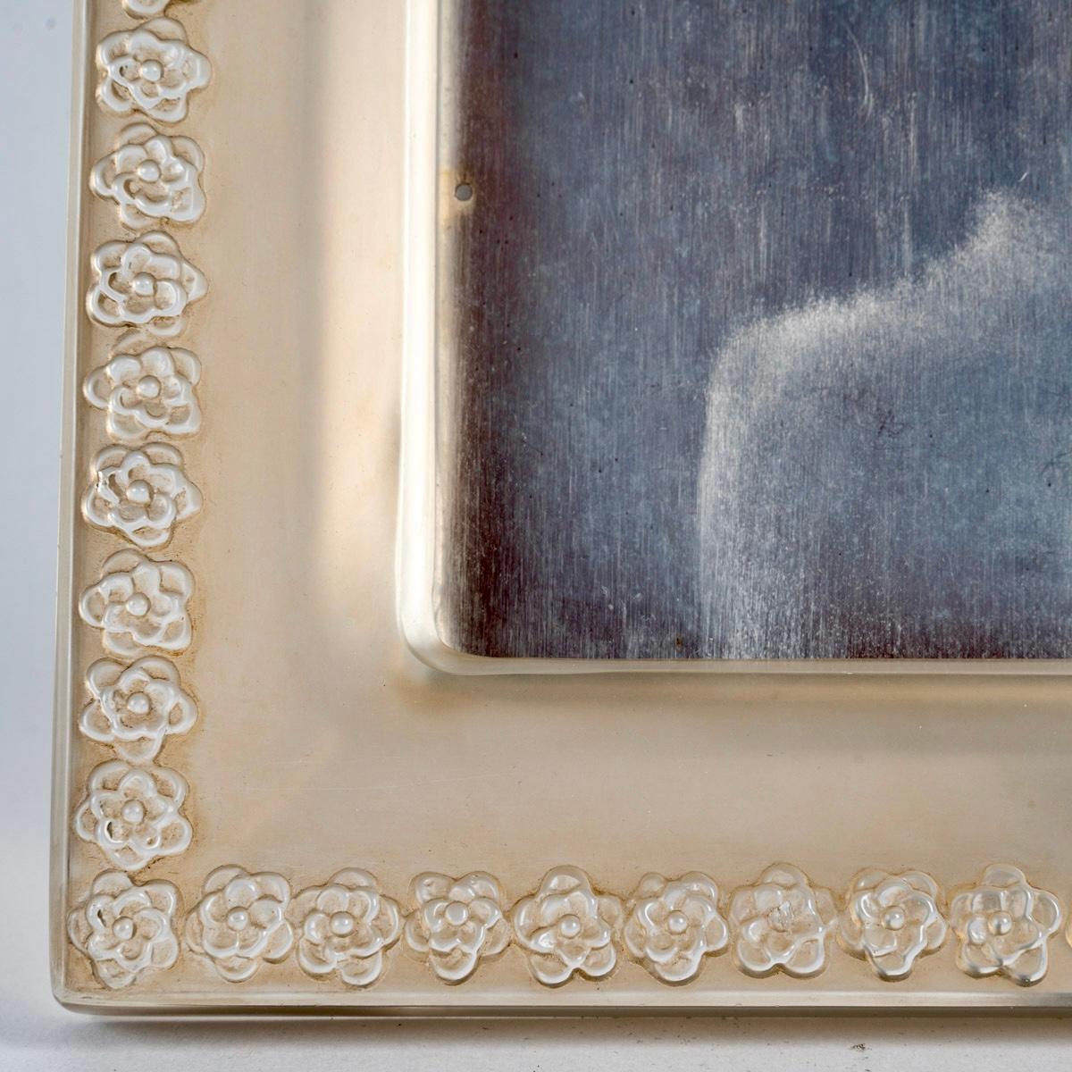 Metà XX secolo 1938 René Lalique - Cornice Art Deco Rose in vetro con patina seppia in vendita