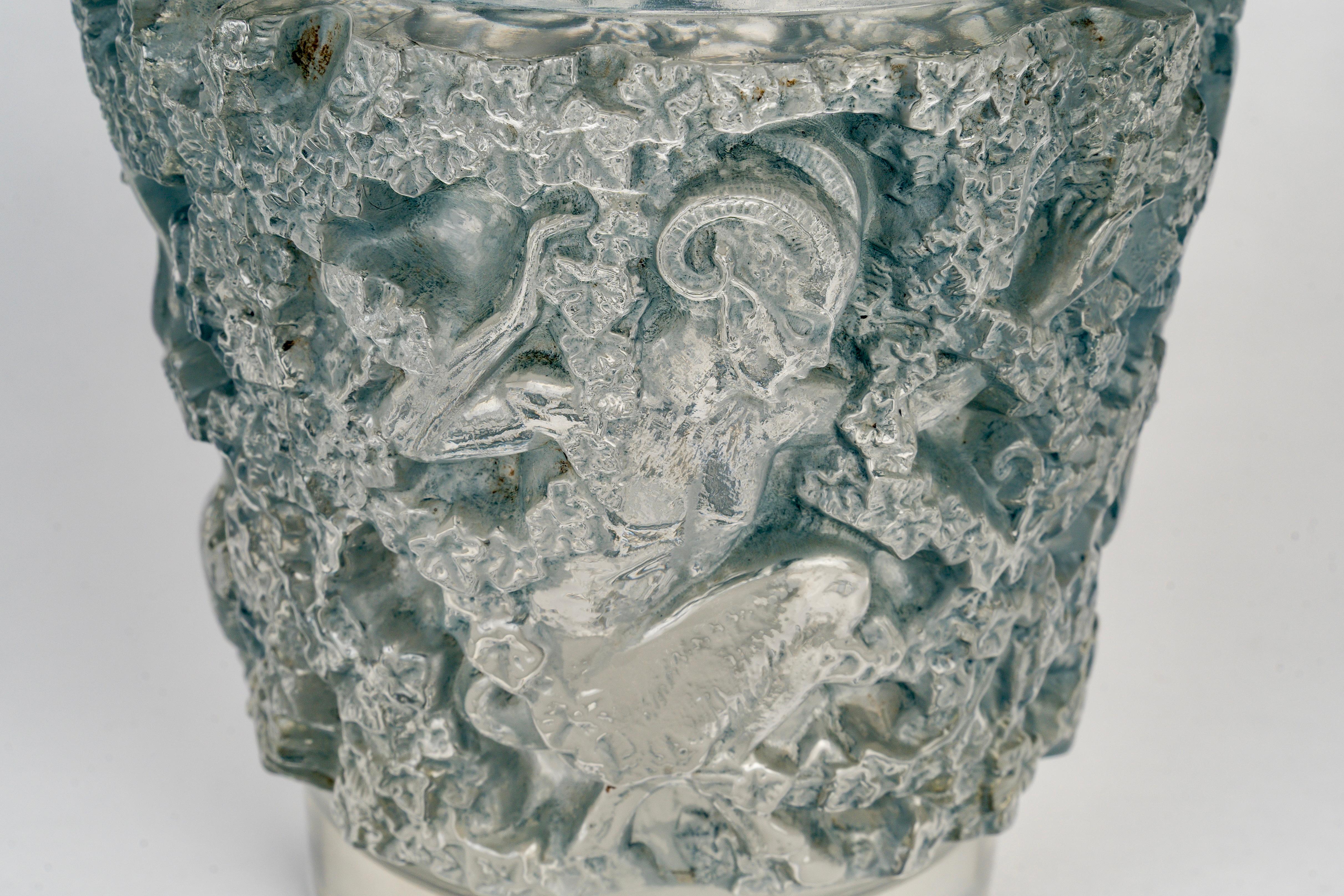1938 Jarrón René Lalique Baco de cristal con pátina azul Moldeado en venta
