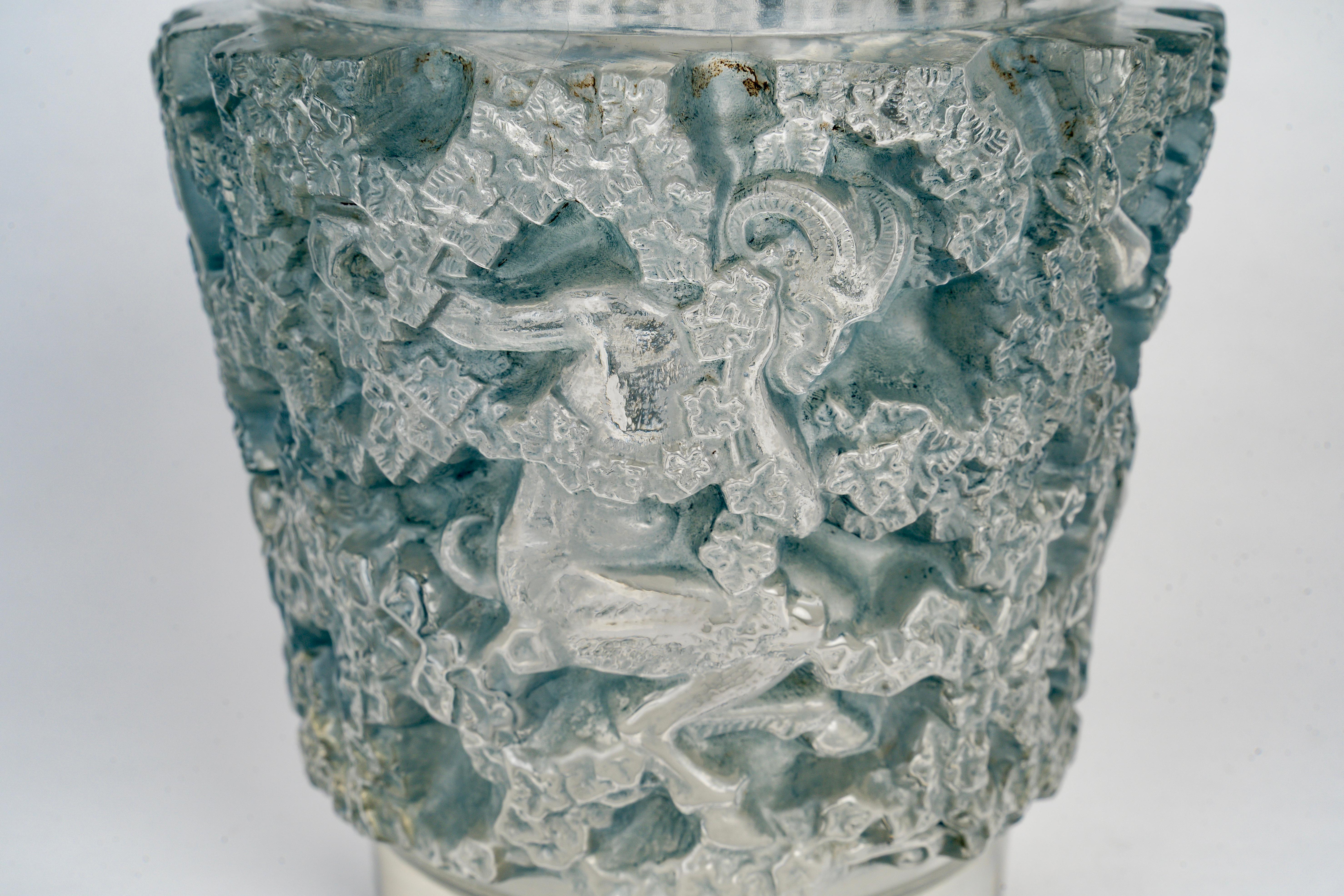 1938 Jarrón René Lalique Baco de cristal con pátina azul mediados del siglo XX en venta