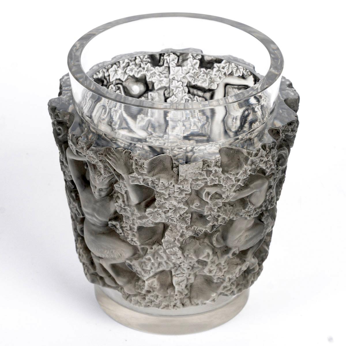 1938 Jarrón René Lalique Baco de cristal con pátina gris Moldeado en venta