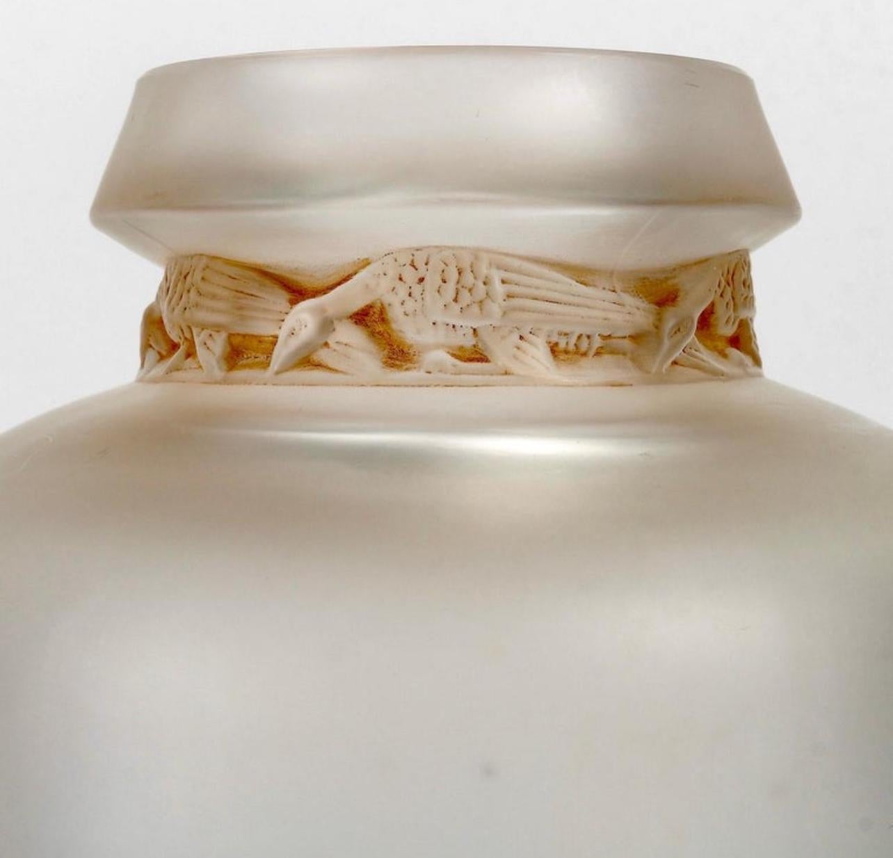 Français 1938 René Lalique - Vase Frise Aigles Eagles Verre dépoli avec patine sépia