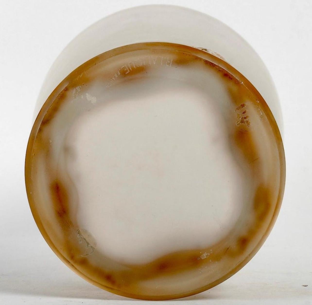 1938 René Lalique - Vase Frise Aigles Eagles Verre dépoli avec patine sépia Bon état à Boulogne Billancourt, FR