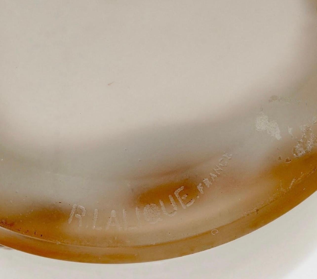 Milieu du XXe siècle 1938 René Lalique - Vase Frise Aigles Eagles Verre dépoli avec patine sépia