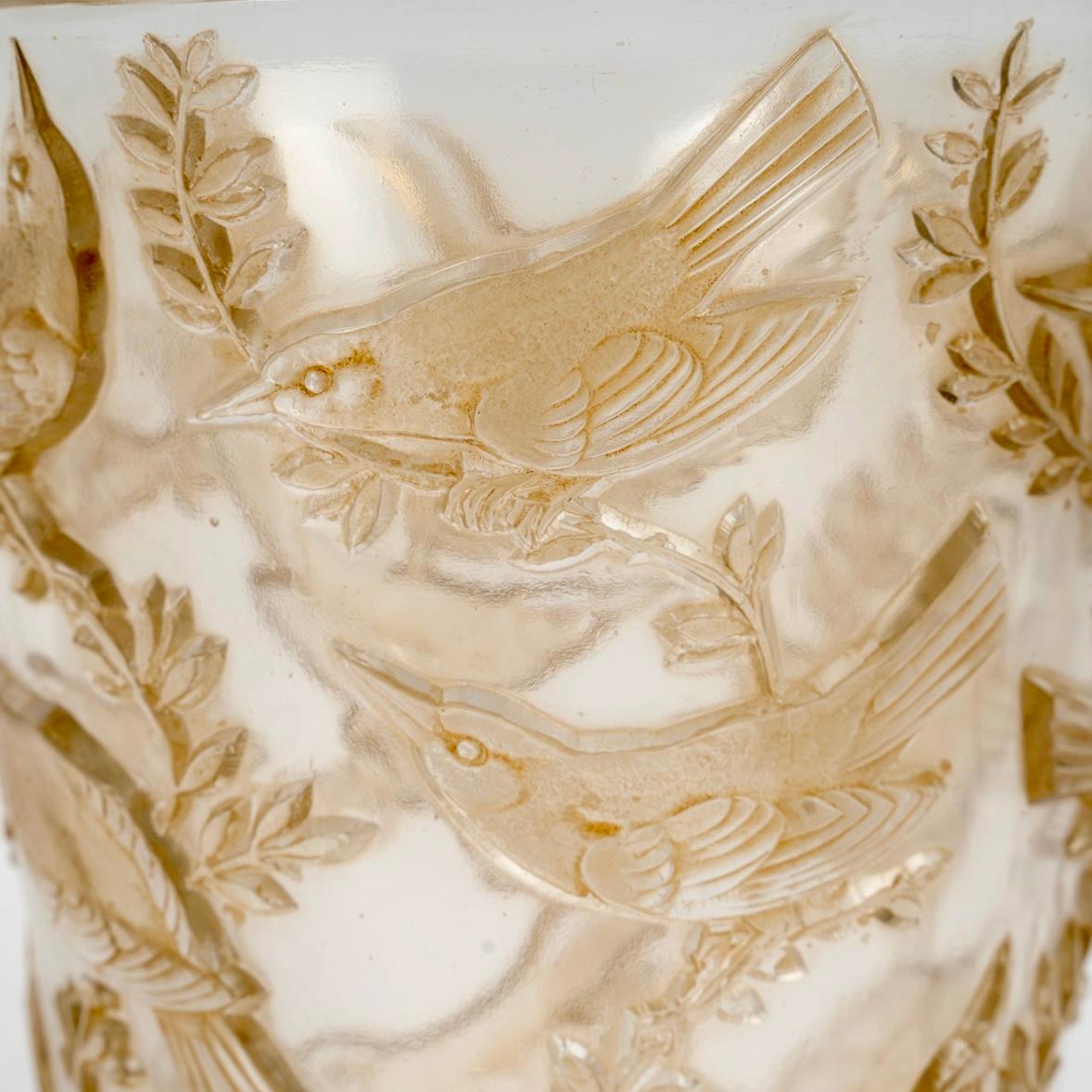 Francese 1938 René Lalique Vaso Grives Birds in vetro con patina seppia in vendita
