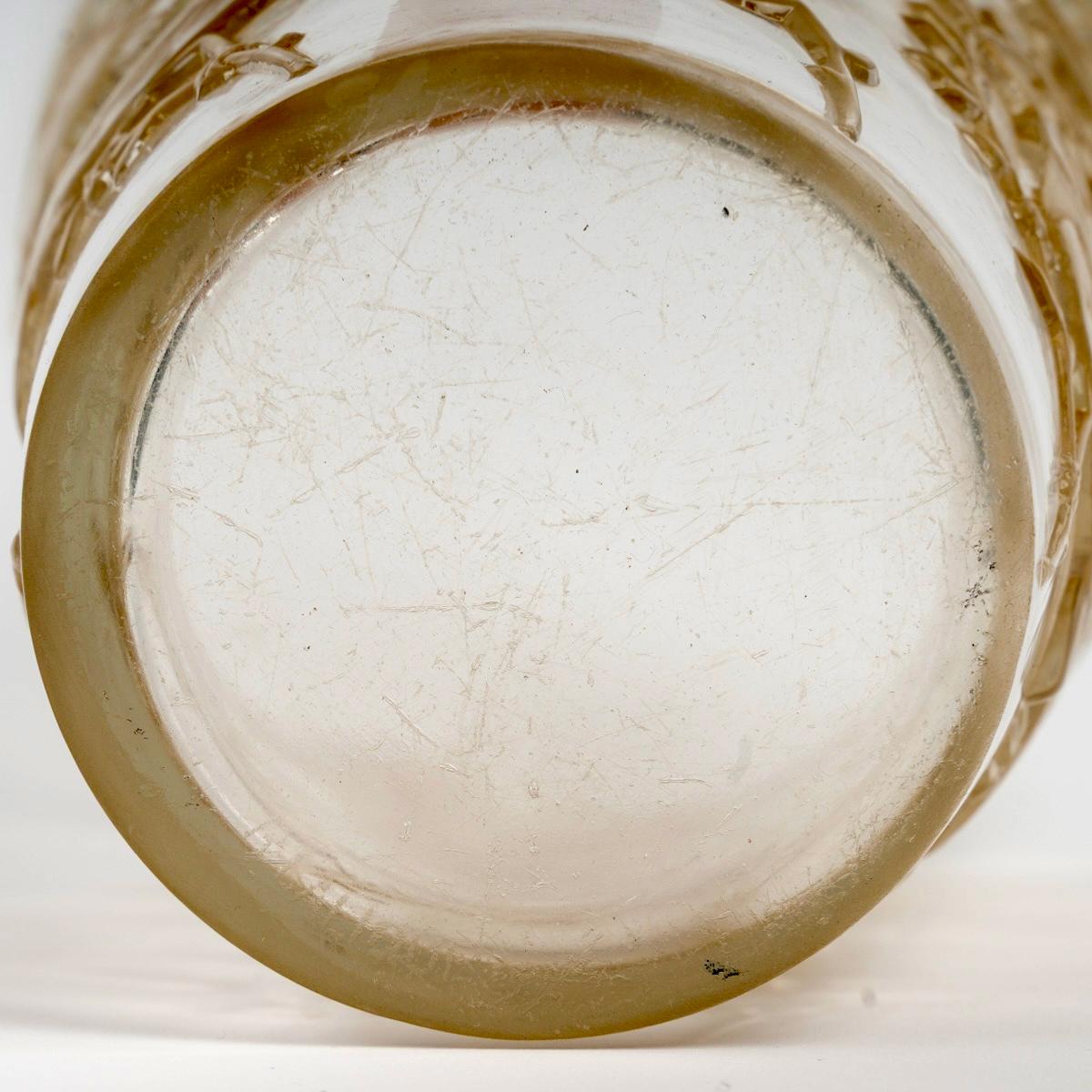 Metà XX secolo 1938 René Lalique Vaso Grives Birds in vetro con patina seppia in vendita