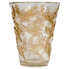 1938 René Lalique Vaso Grives Birds in vetro con patina seppia
