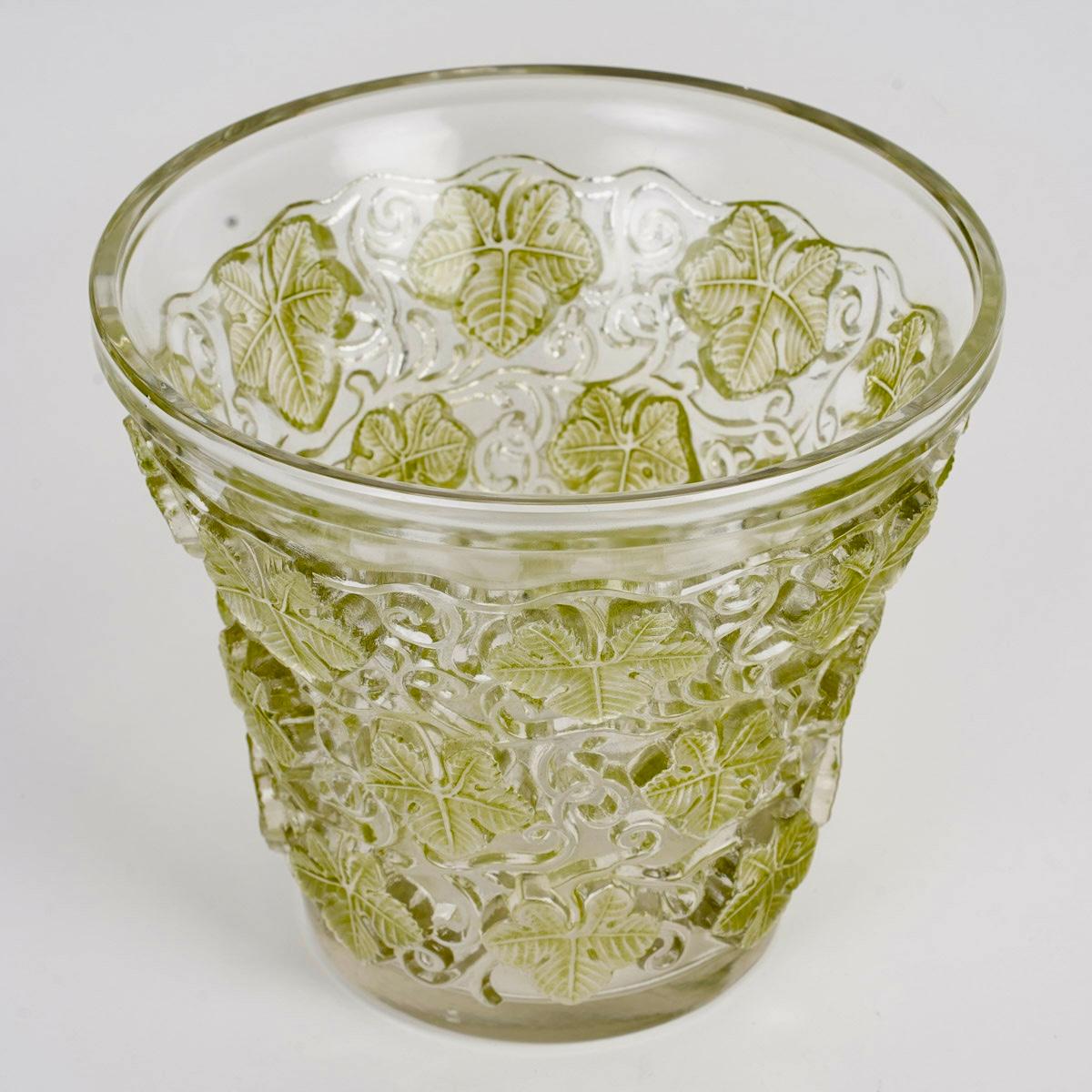 Art déco 1938 René Lalique - Vase Ice Champagne Bucket Reims Glass with Green Patina en vente