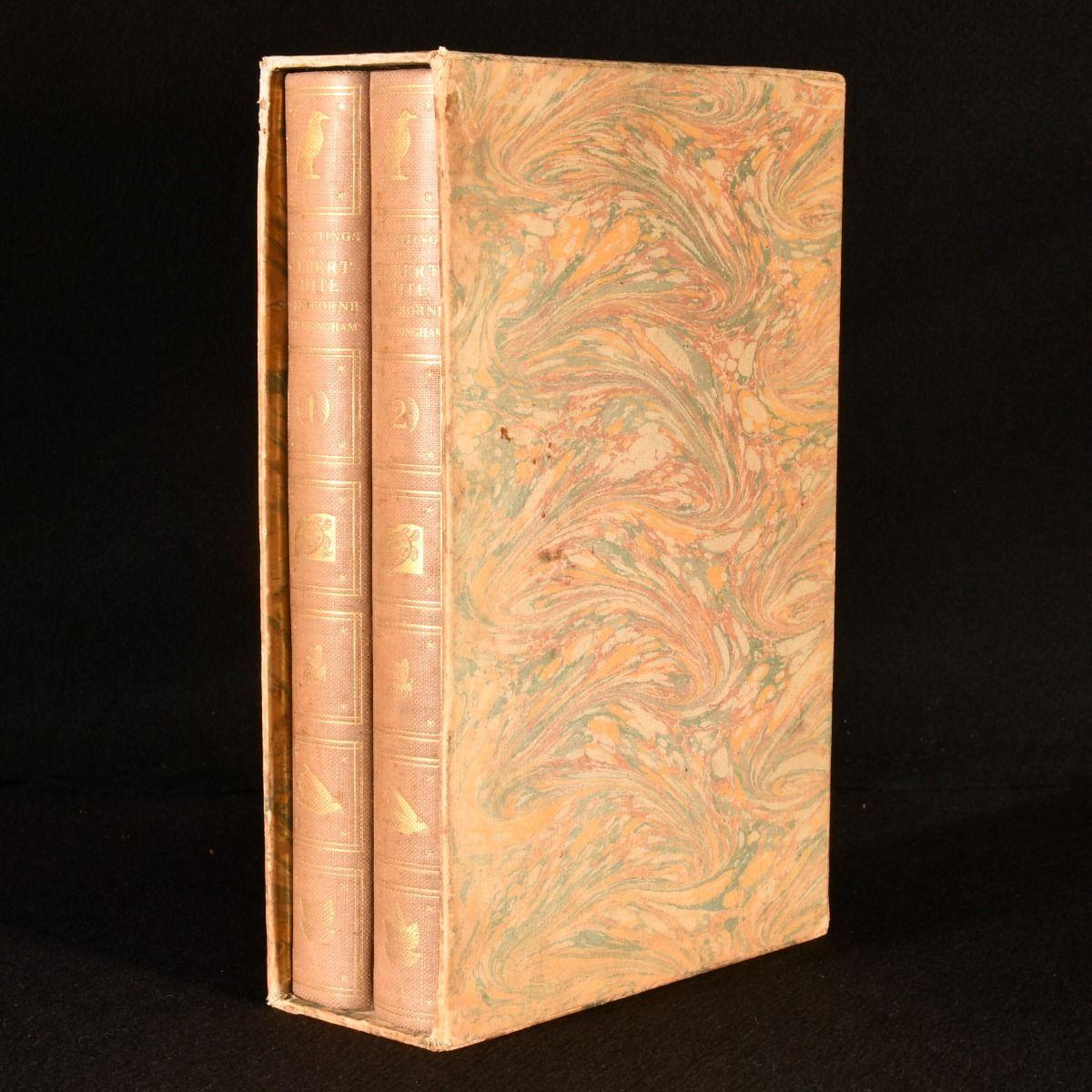 Une belle collection en deux volumes de ce recueil d'écrits du naturaliste anglais Gilbert Whiting, avec des illustrations tout au long de l'ouvrage.

Cartes dépliantes, Illustré, Reliure originale, Reliure originale de l'éditeur, Avec étui

Complet