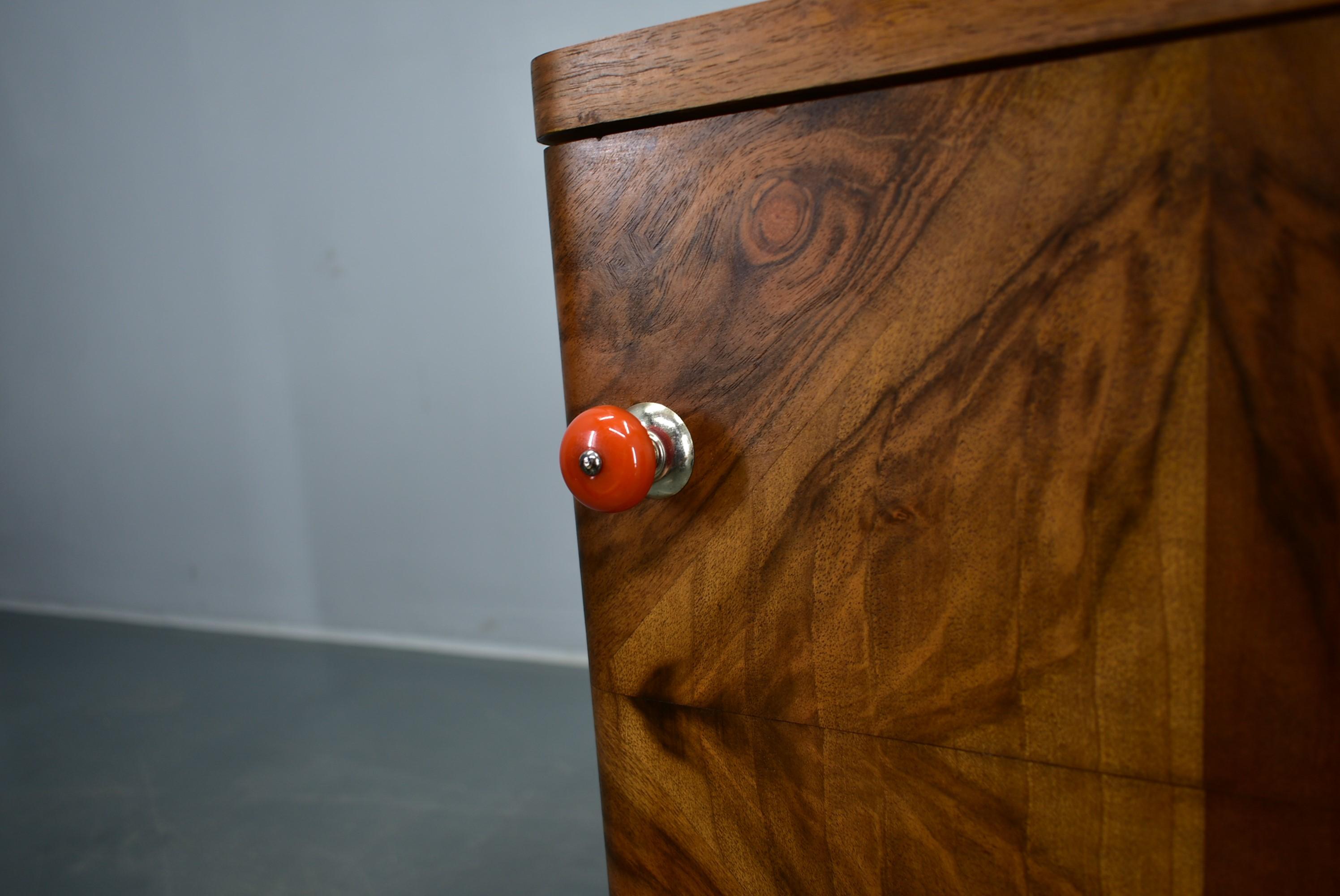 1938er Jahre Paar Art Deco Nachttische, Tschechoslowakei (Holz) im Angebot