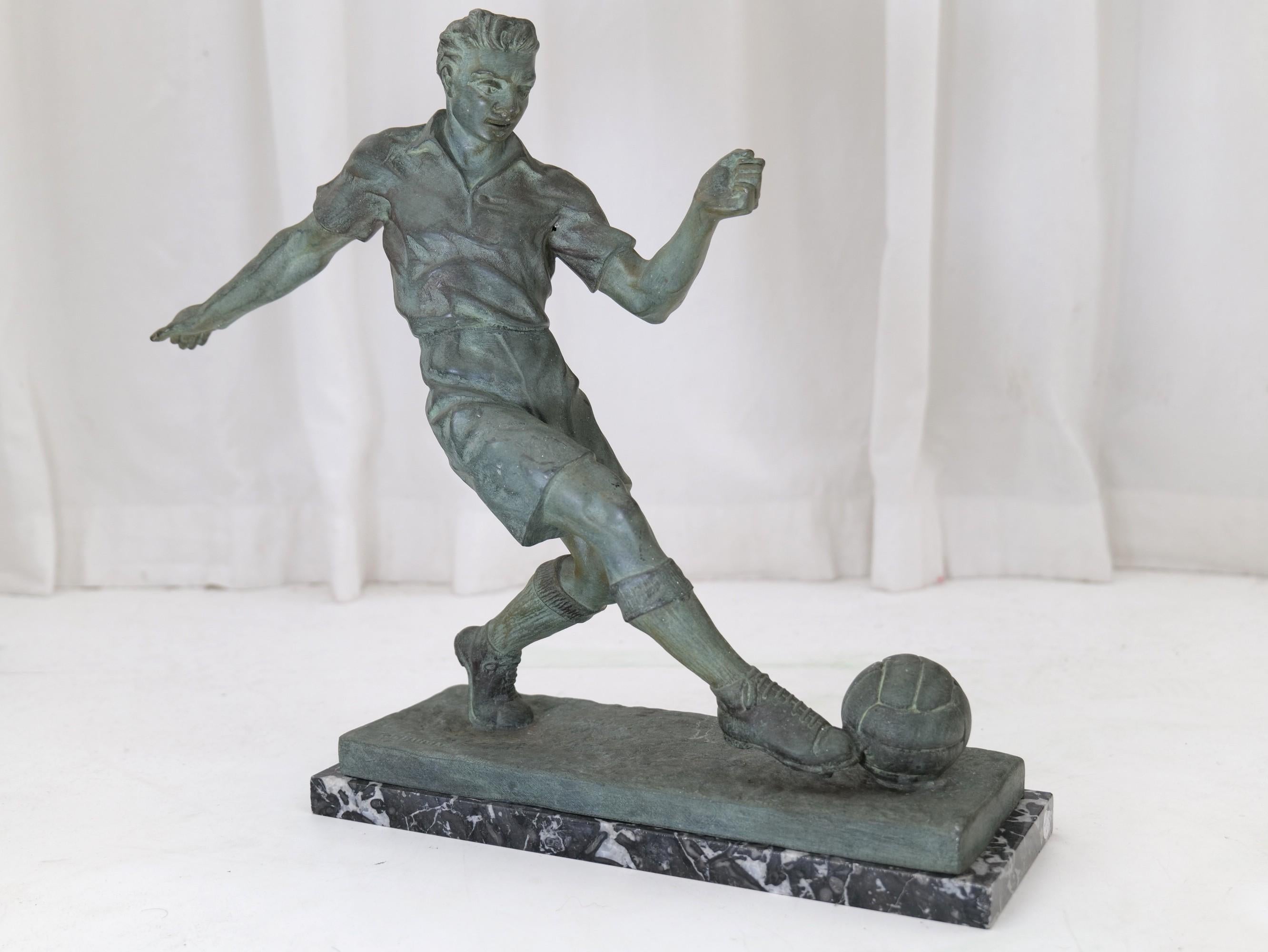Created especially for the world cup in the year 1938 by the artist Raymond Tschudin (1916 - 1998).
Master at École nationale supérieure des beaux-arts de Paris.

Raymond Tschudin is an important designer of the 1920s and 30s in France. Especially
