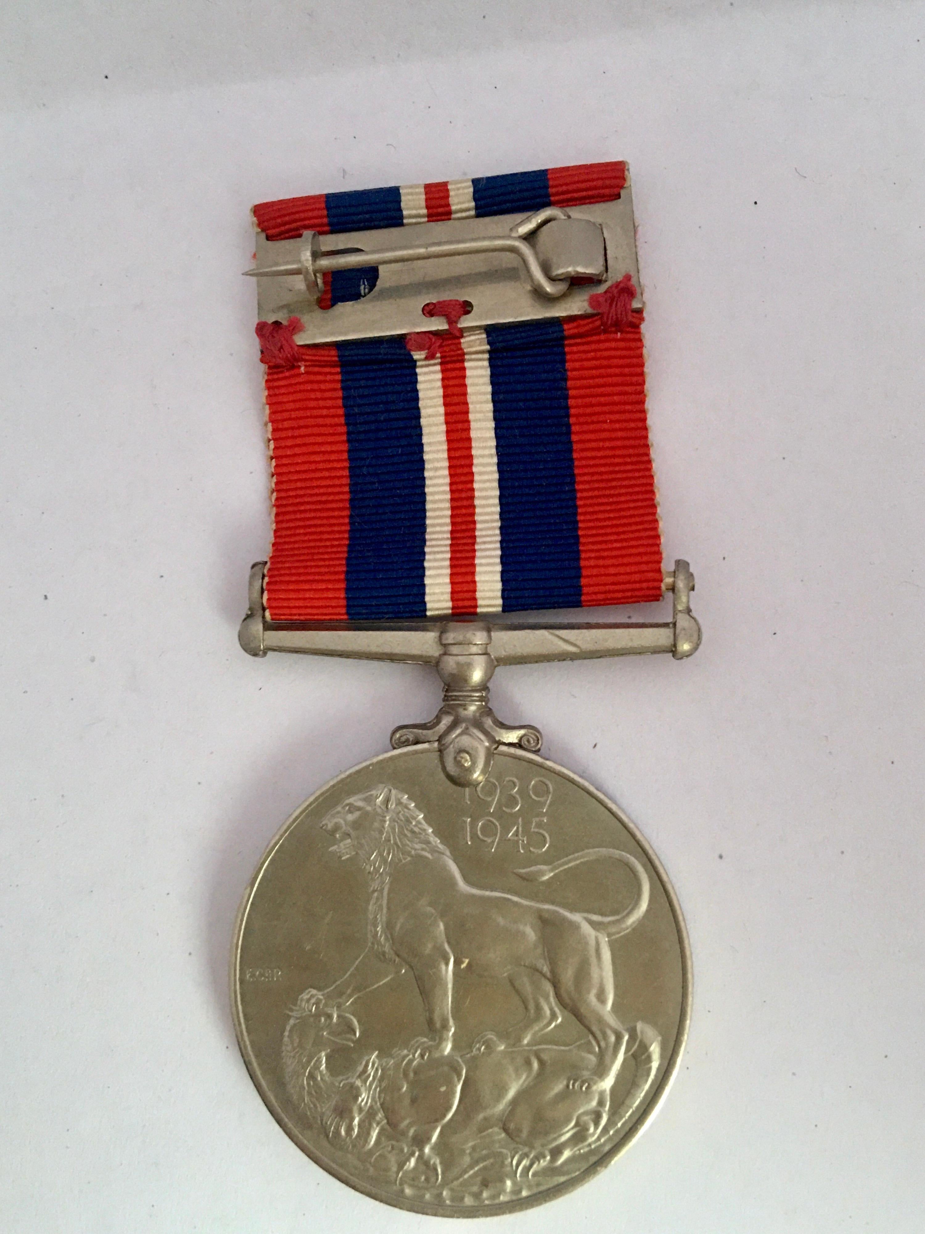 Women's or Men's 1939-1945 GEORGIVS VI D G. BR: OMN. REX ET INDIAE IMP WWII Vintage MEDAL For Sale