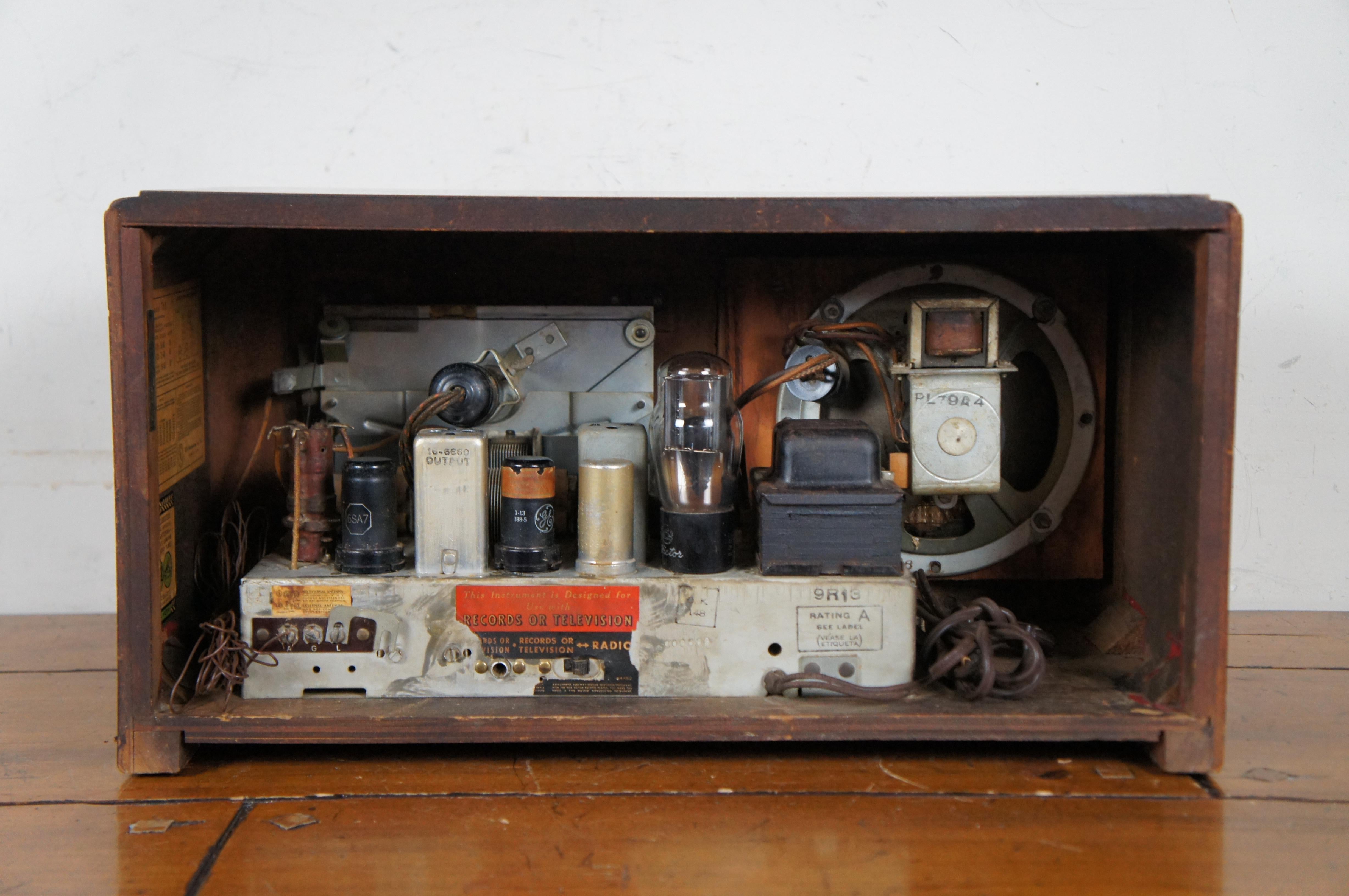 Plastic 1939 Antique Art Deco RCA Victor Model T62 Mahogany Superheterodyne Radio 19