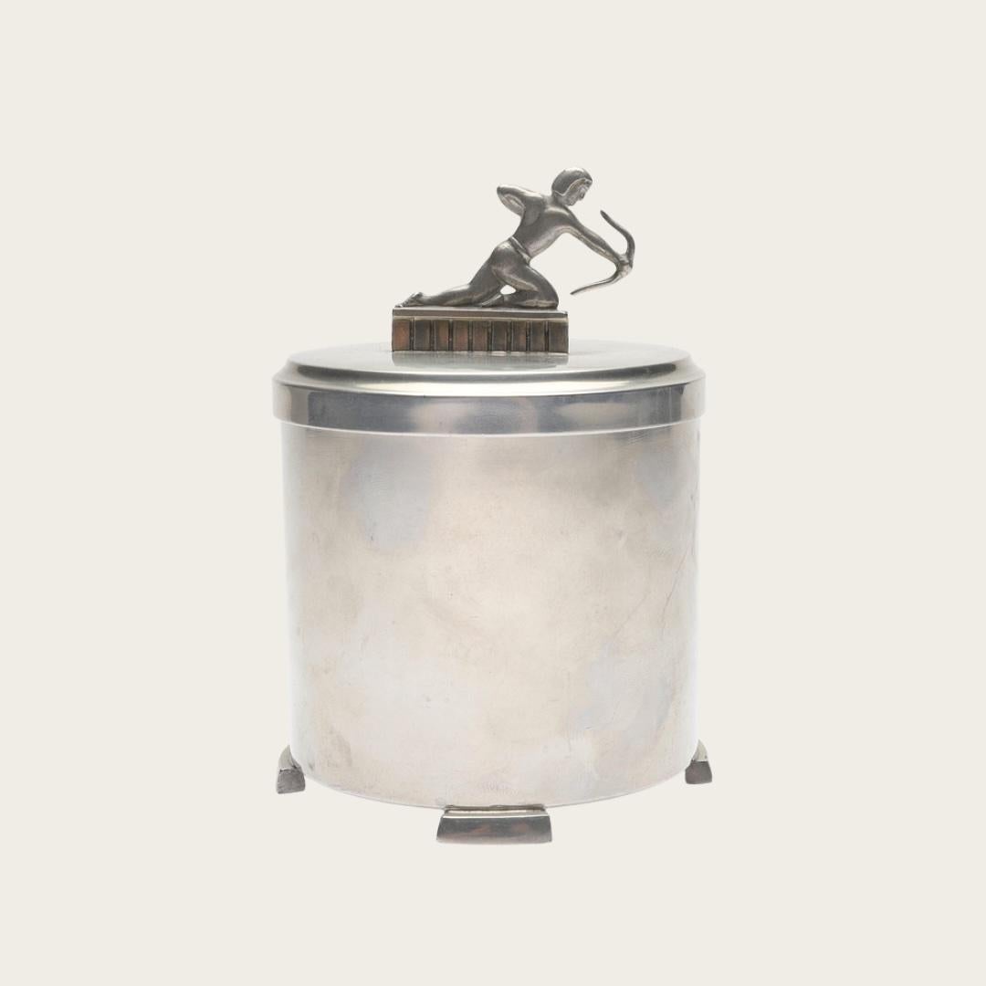Svedese 1939 Scatola con coperchio in peltro Art Deco Archer di Svenskt Tenn in vendita