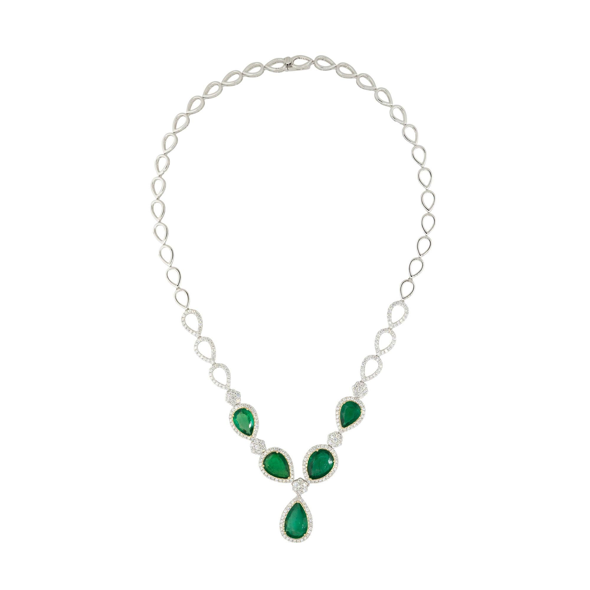 19,39 Karat birnenförmige Smaragd- und Diamant-Tropfen-Halskette aus 18 Karat, auf Lager im Zustand „Hervorragend“ im Angebot in Boca Raton, FL